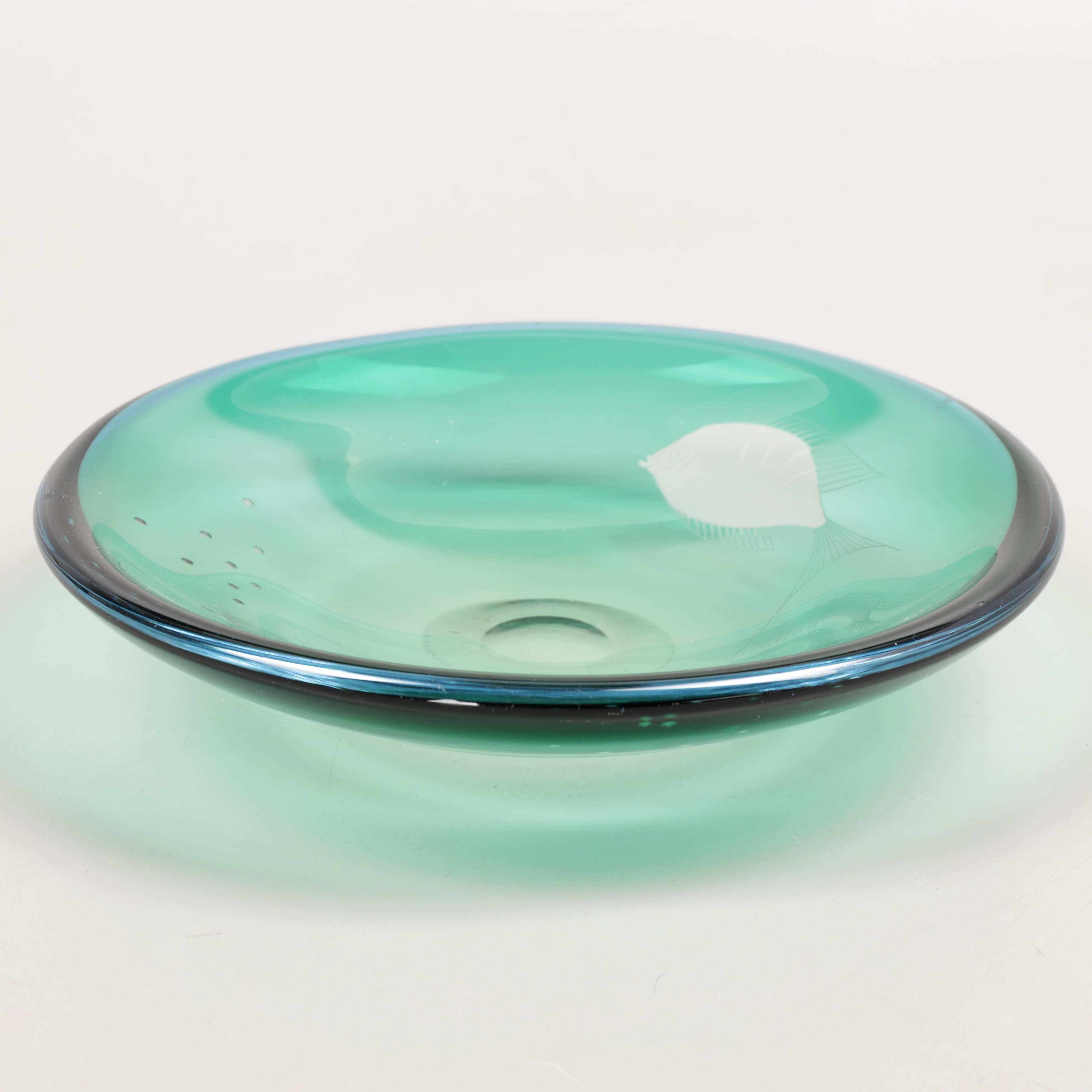 VICKE LINDSTRAND. Skålfat, fiskmotiv, glas, 1950-tal.