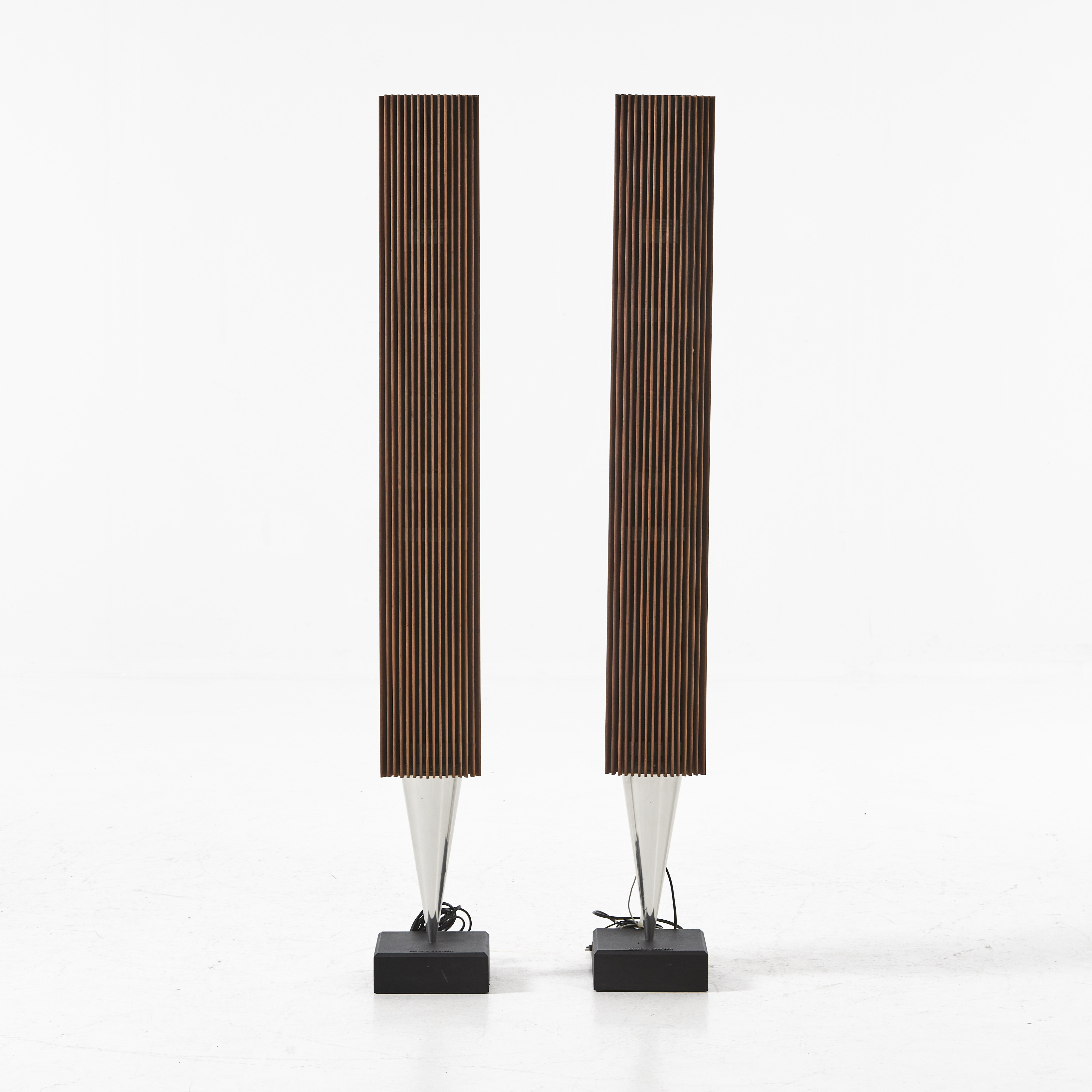 BANG & OLUFSEN, golvhögtalare, ett par, Beolab 8000, eftermonterad raster i valnöt.