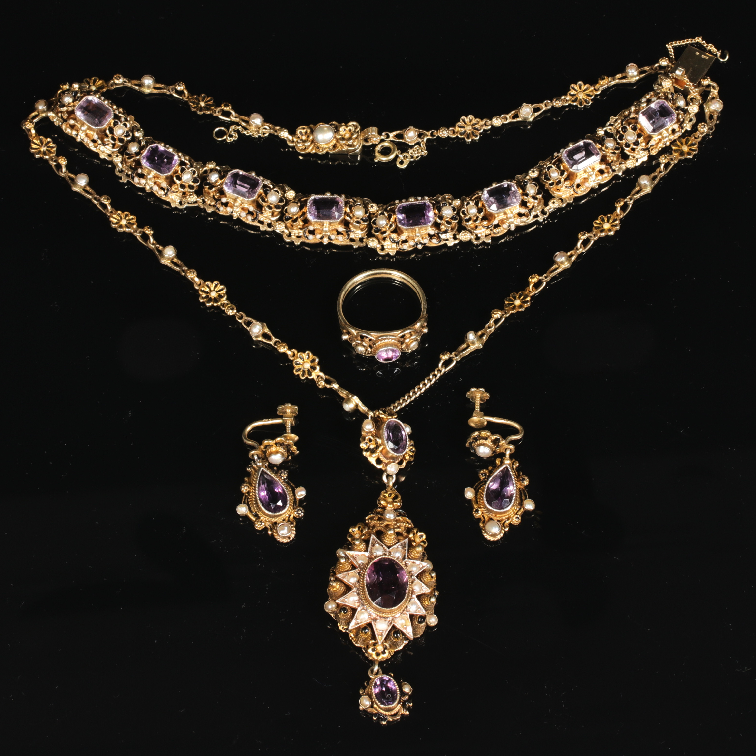 SMYCKES GARNITYR, förgyllt silver, med lila ametister och sötvattenspärlor, troligen Österrike/Ungern. Omkring 1900.