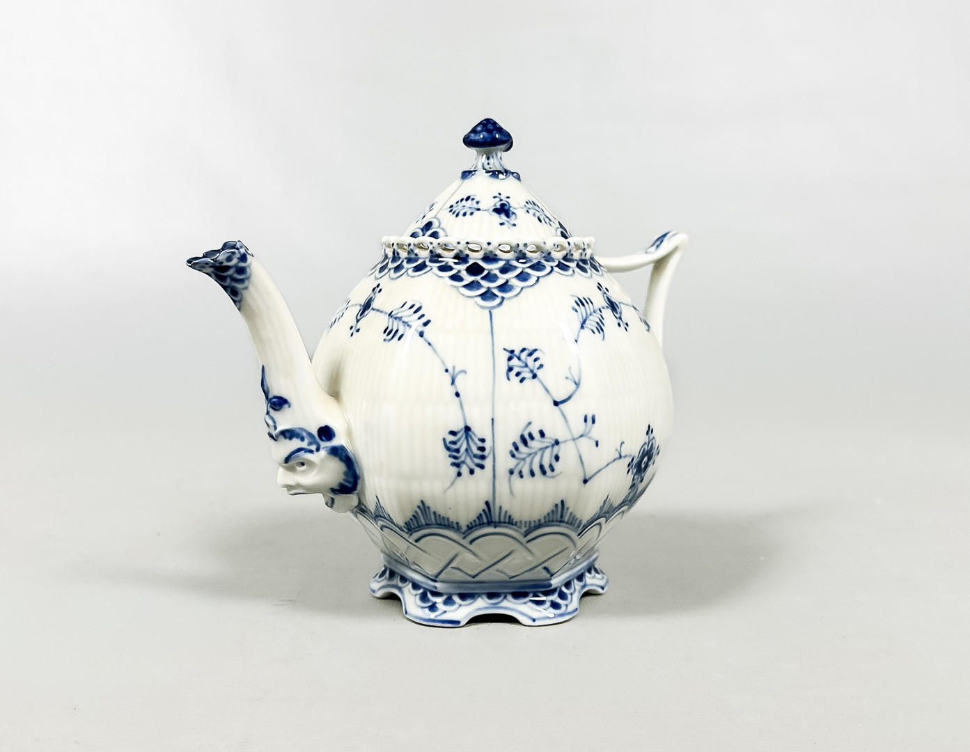 MUSSELMALET, Tekanna, nr 1117. Helblond, Royal Copenhagen, Danmark.