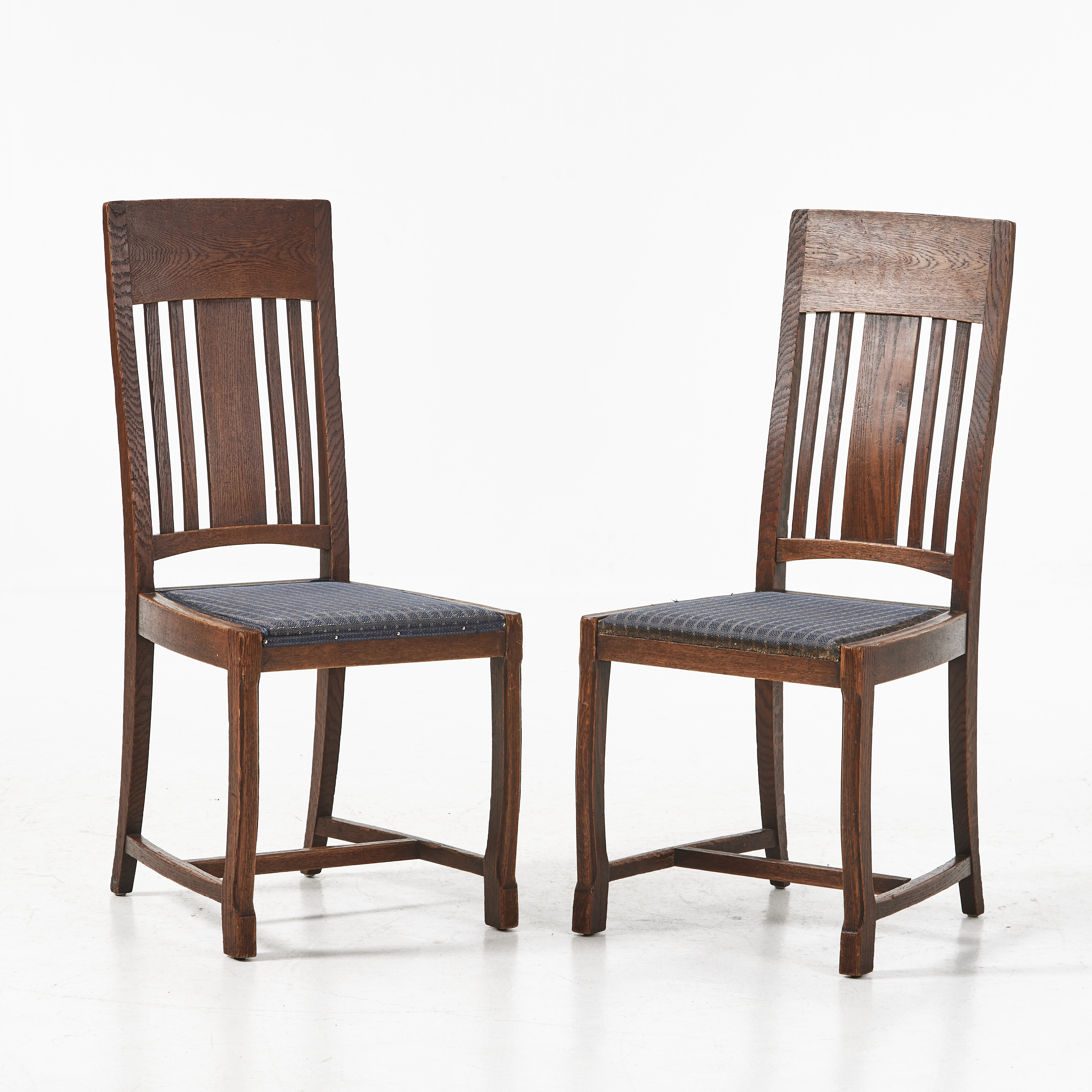 STOLAR, ett par, jugend, Nordiska Kompaniet, möjligen formgivna av David Blomberg, stomme i ek, skyltmärkta.