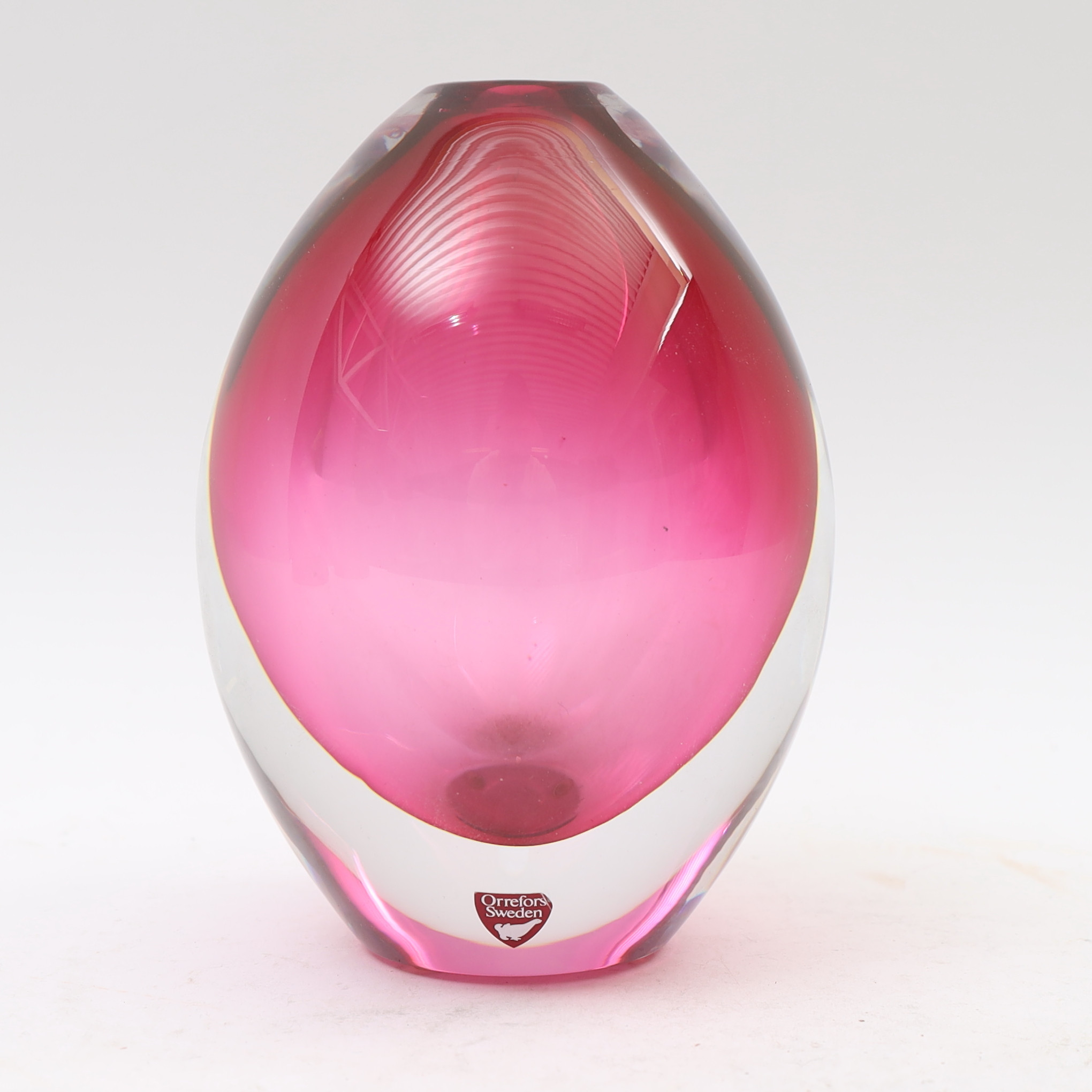 ERIKA LAGERBIELKE. Vas, Orrefors, rosatonat glas. Signerad.