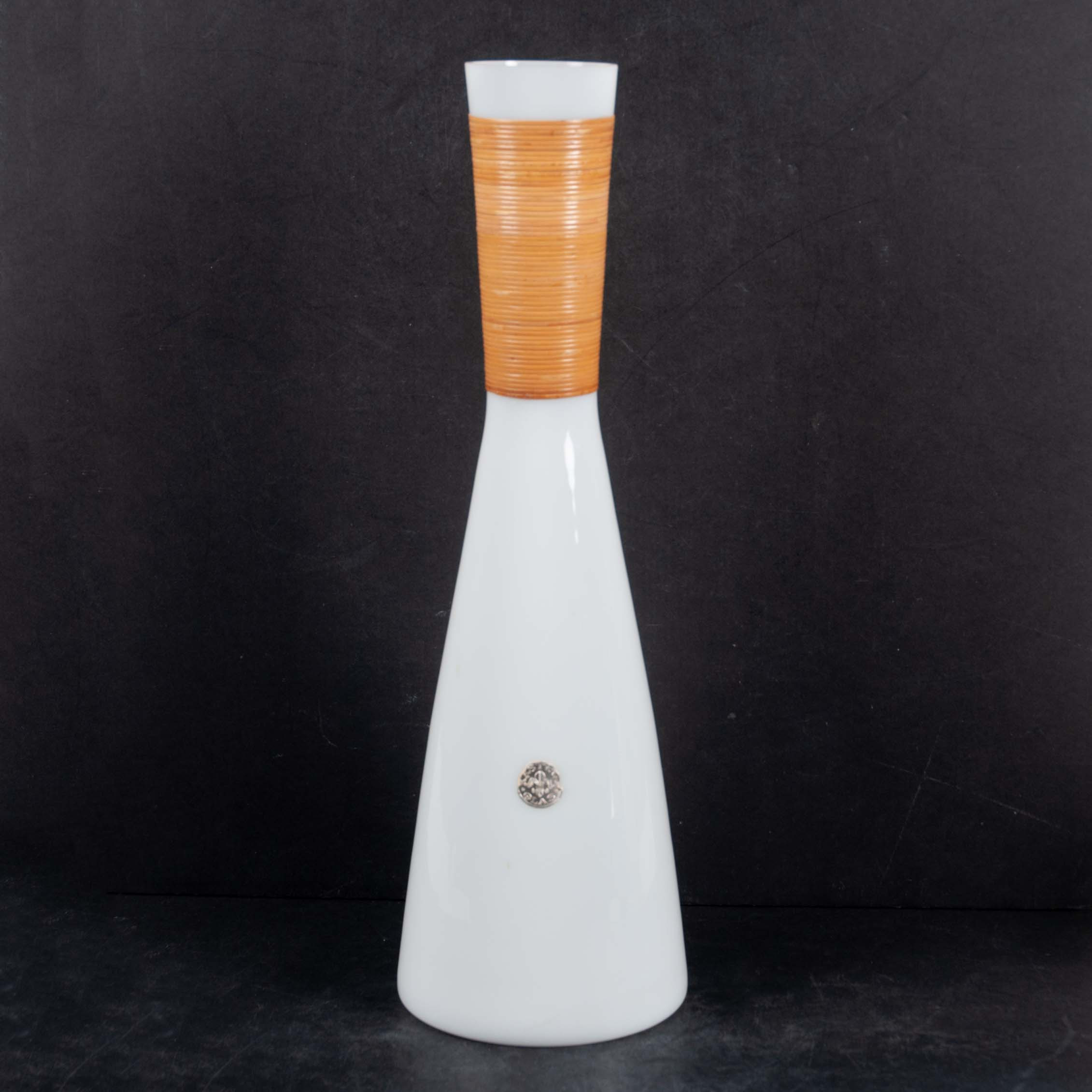 ARNE BANG. Vas/kanna Kastrups glasvaerk, Danmark 1950-tal, mjölkvit glasmassa virad med rotting.