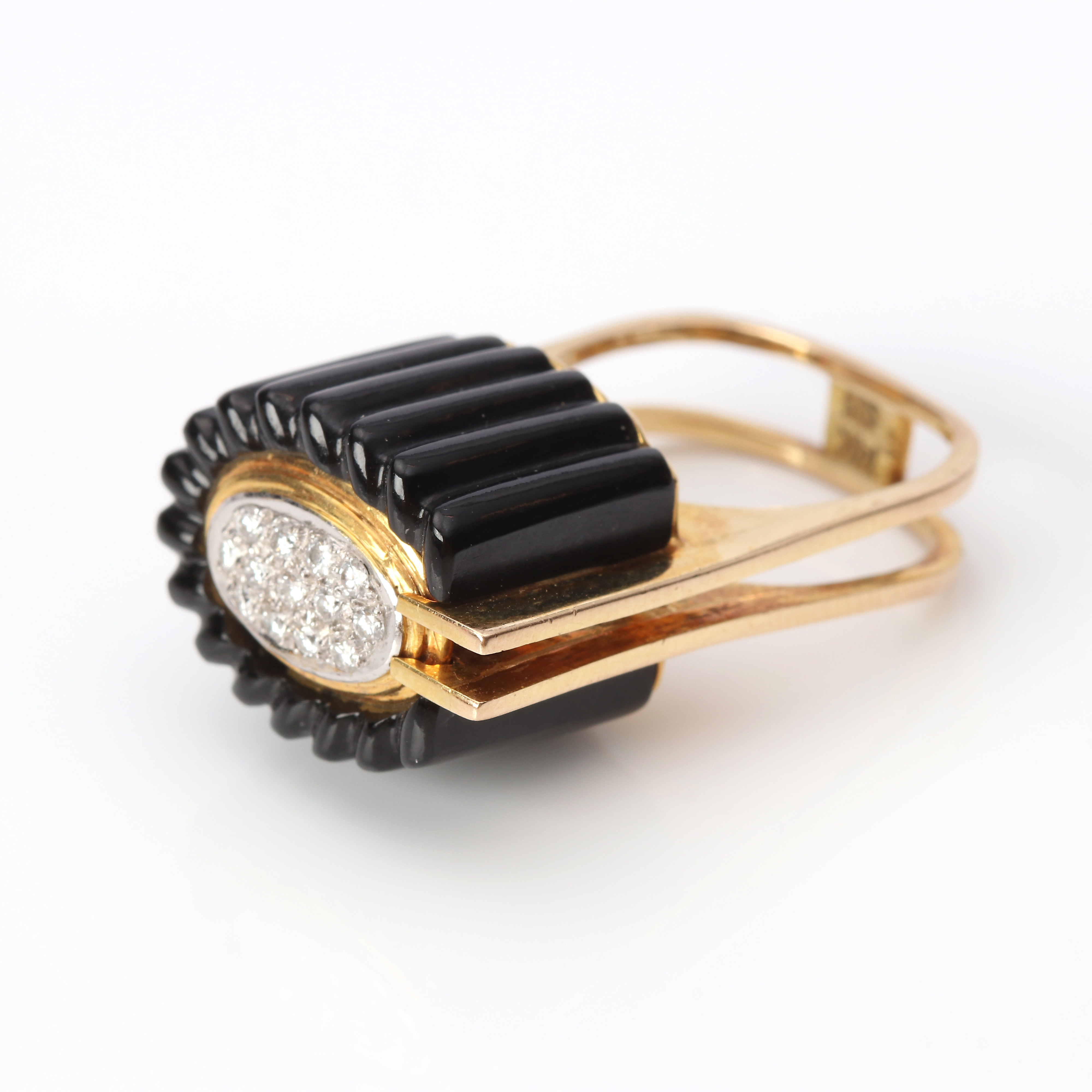 DIAMANTRING. 14k guld med dekor i skuren onyx och briljantslipade diamanter, totalvikt ca 10,9 gram.