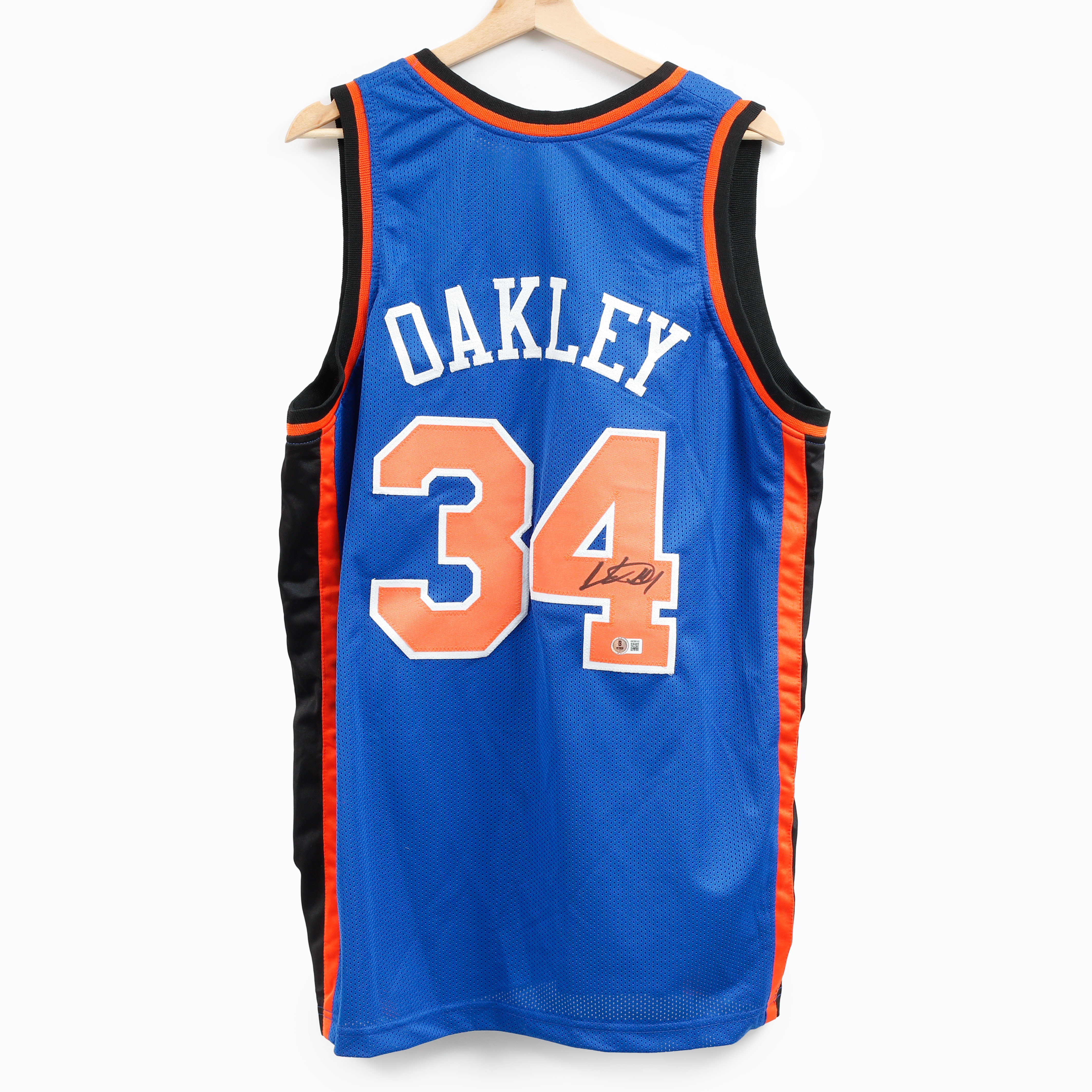 BASKETLINNEN, 2 st, New York Knicks och Detroit Pistons, signerade av Houston och Oakley.