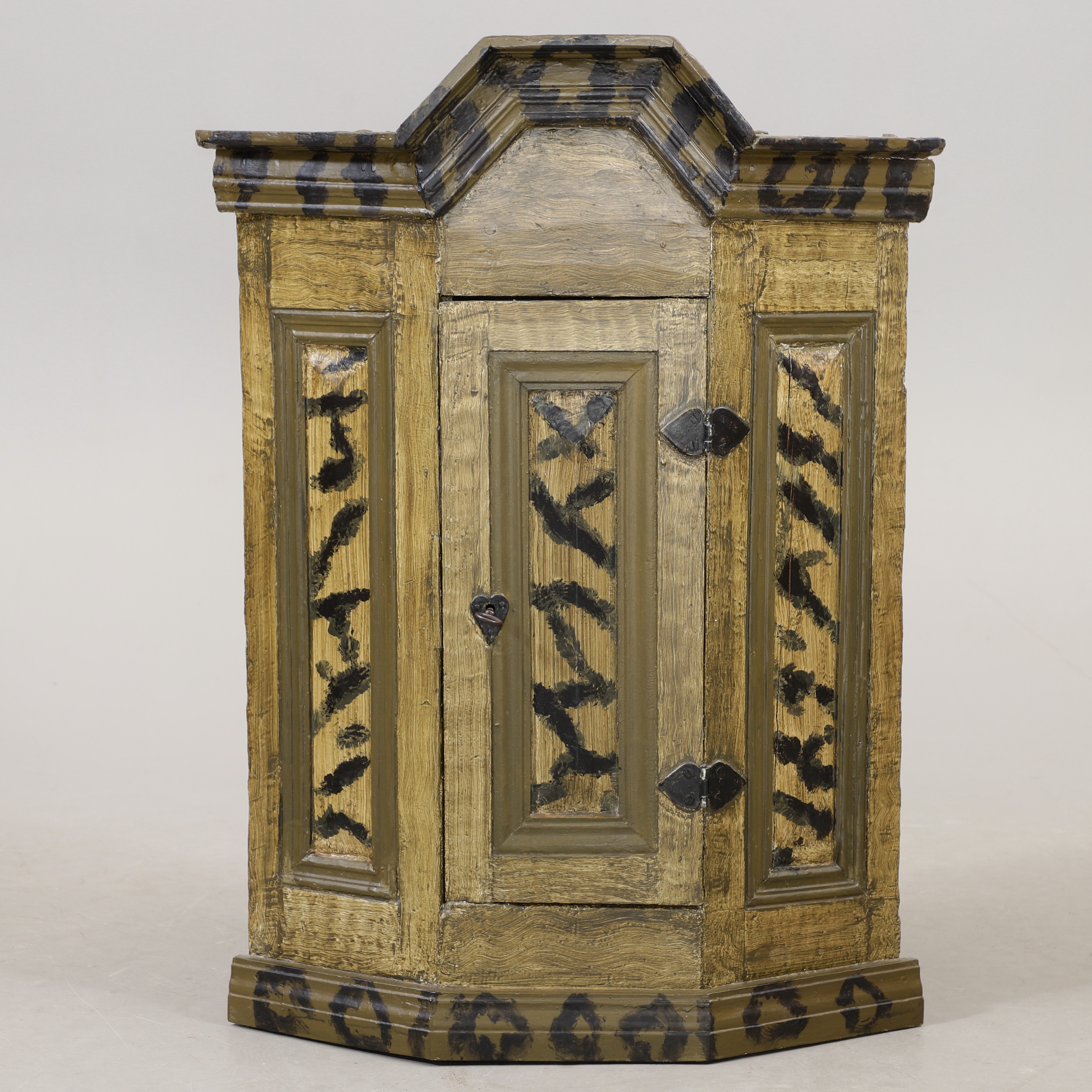 VÄGGSKÅP, hörnmodell, almloge, 1800/1900-tal.