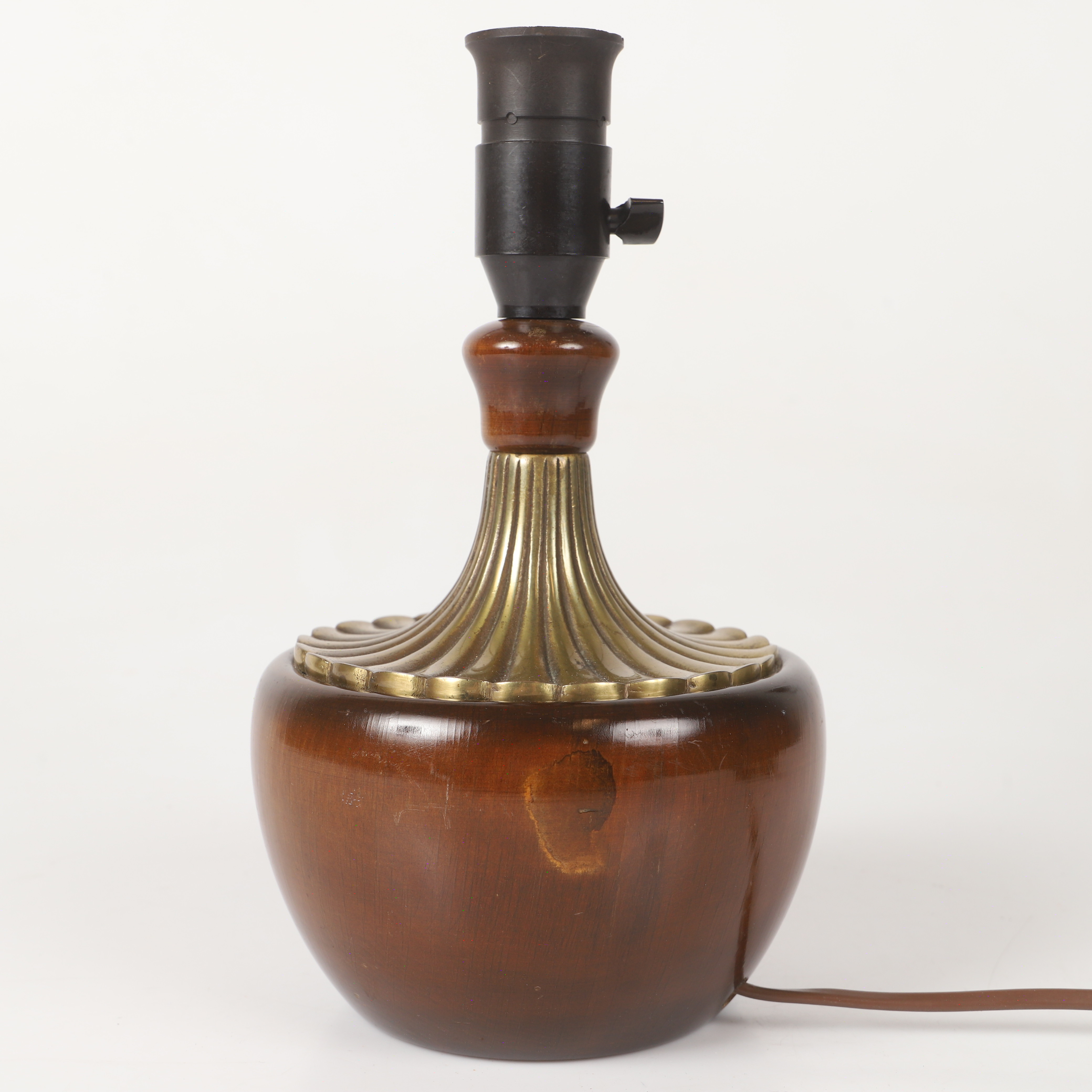 BORDSLAMPA, mässing och trä, 1900-talets mitt.