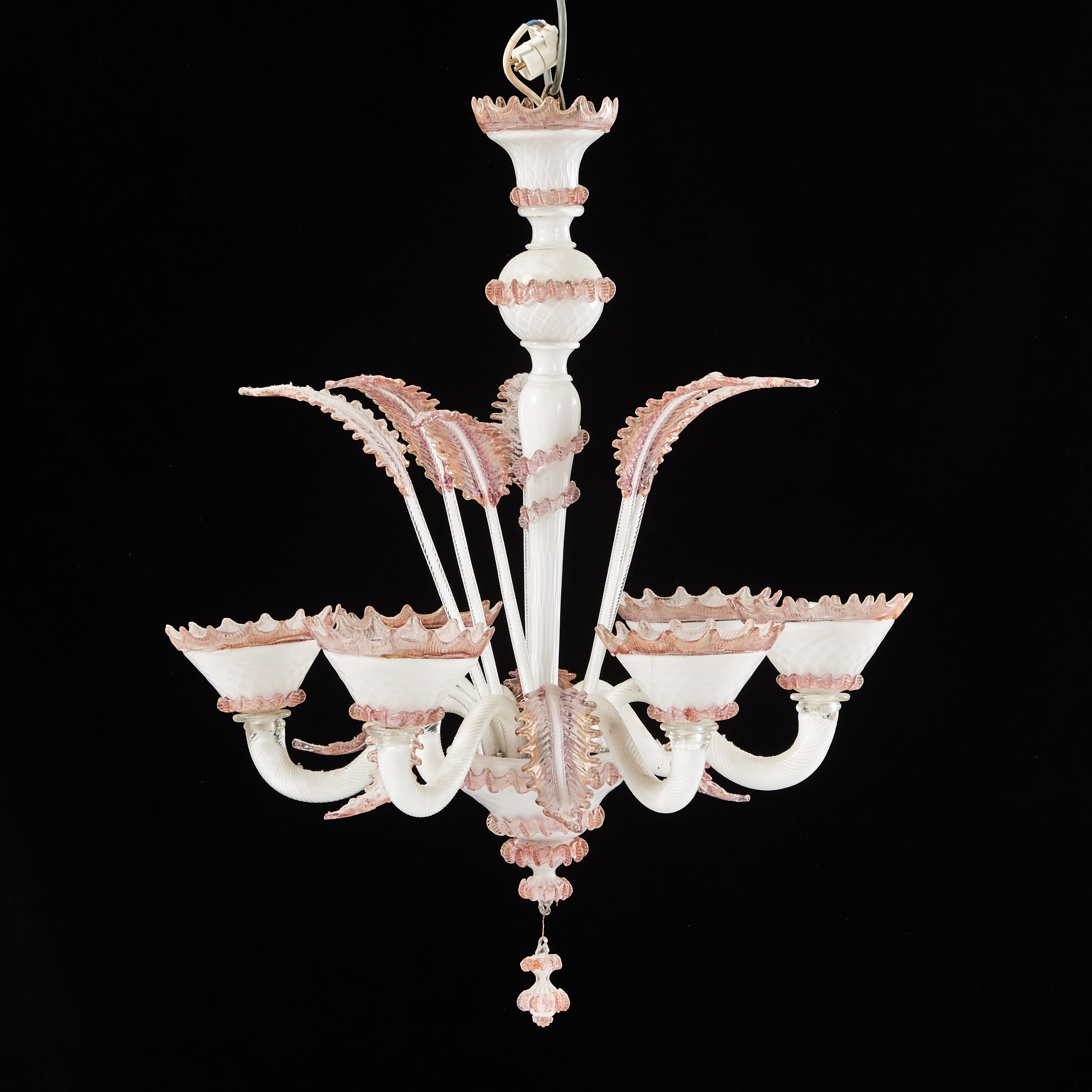 LJUSKRONA, 1900-talets mitt, Murano, venetiansk stil, vit- samt rosa glasmassa, 6 ljusarmar, elektrifierad, plymer.