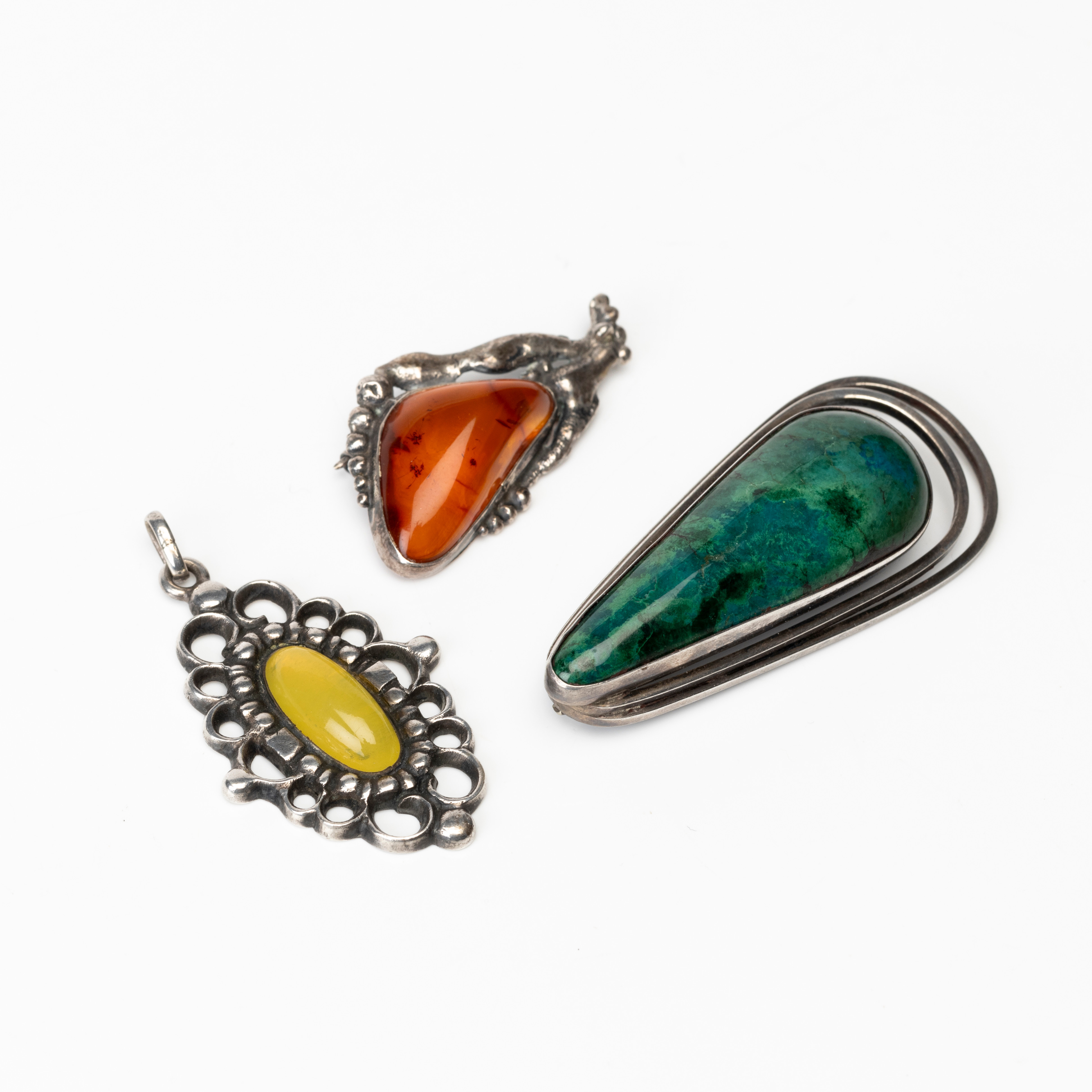 BROSCH/HÄNGE samt HÄNGE och BROSCH, sterlingsilver och silver samt stenar, bla Israel.