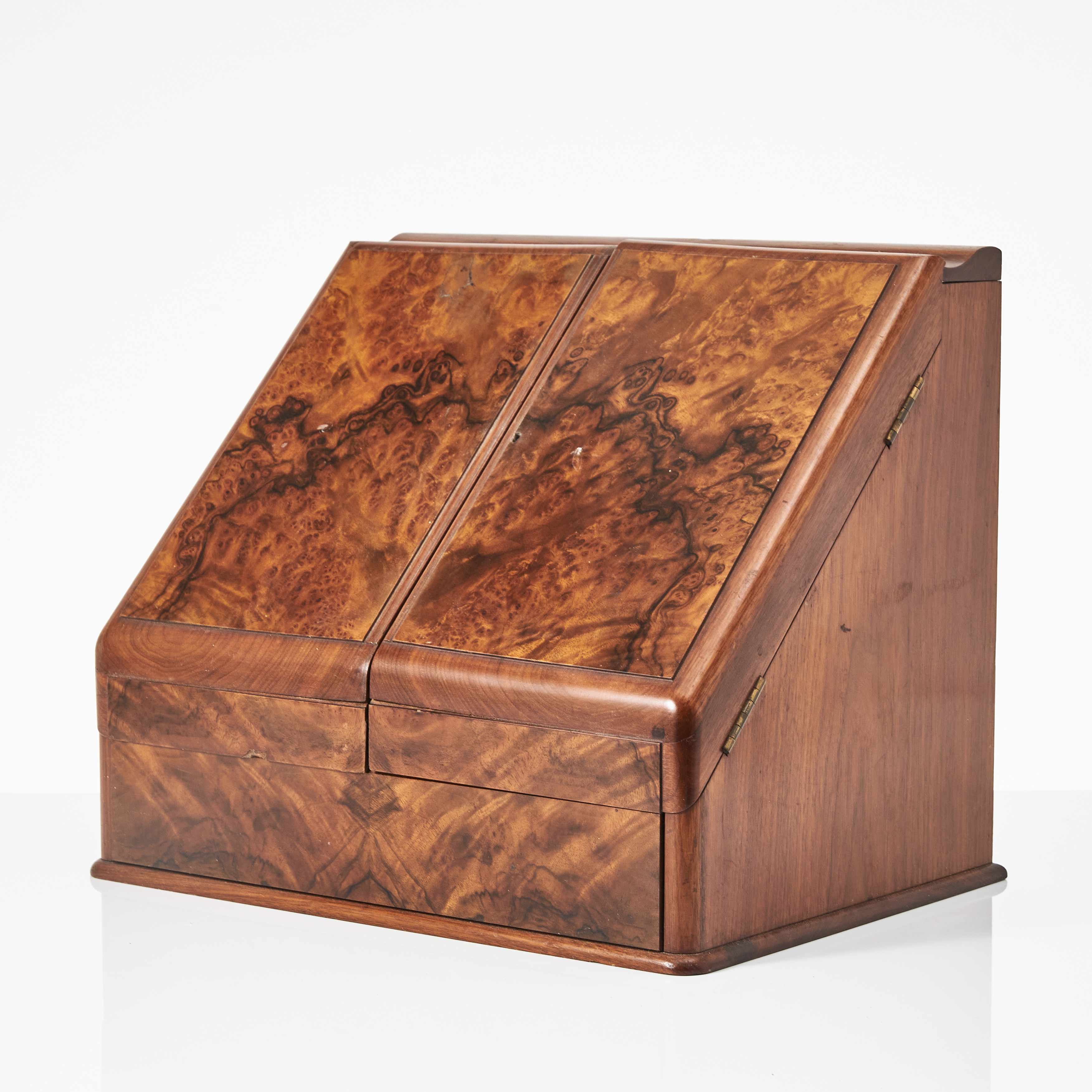 SKRIVSCHATULL, fanerat i valnöt och valnötsrot, 1900-tal, med låda, fackinredning.