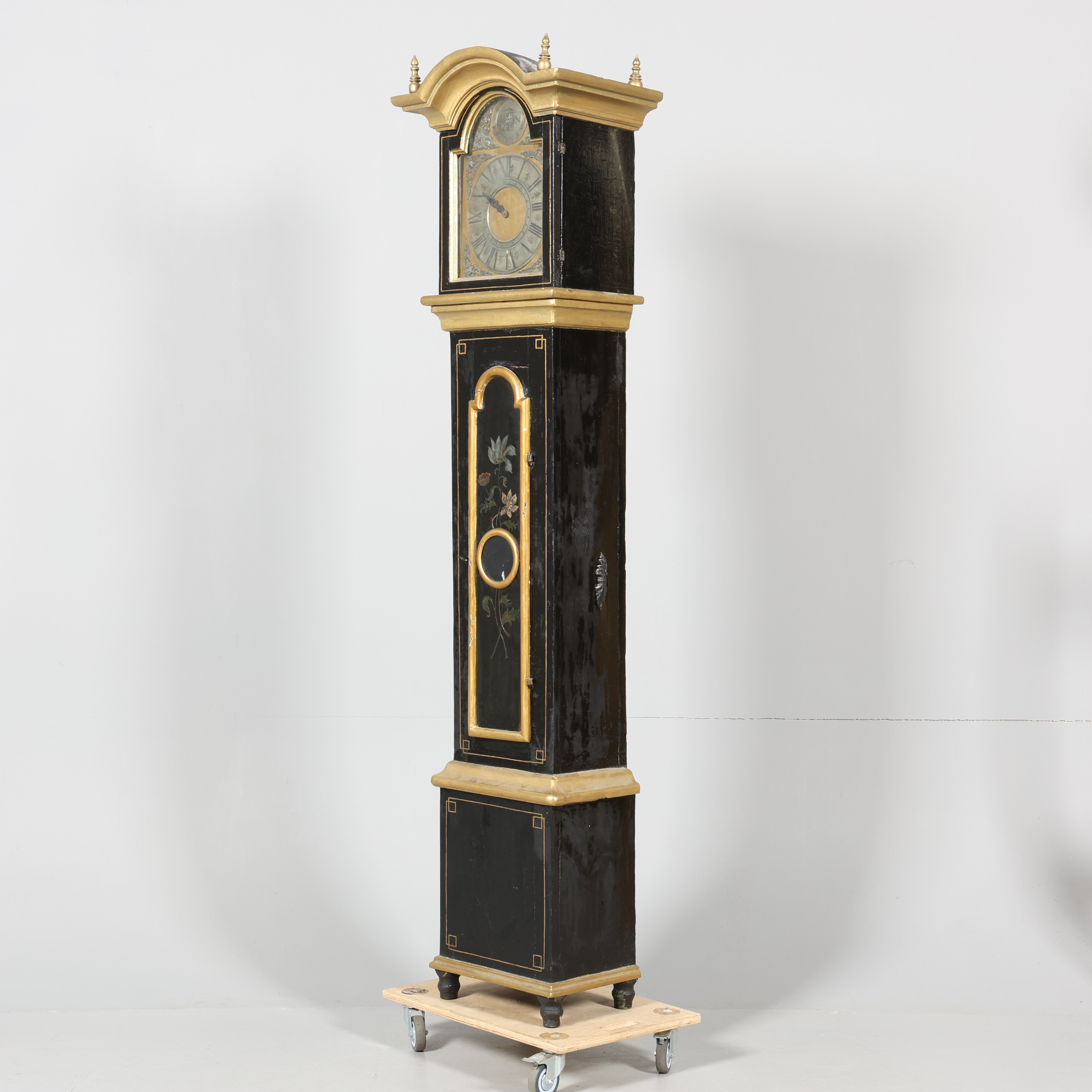 GOLVUR, bemålat trä, urverk daterat 1784.