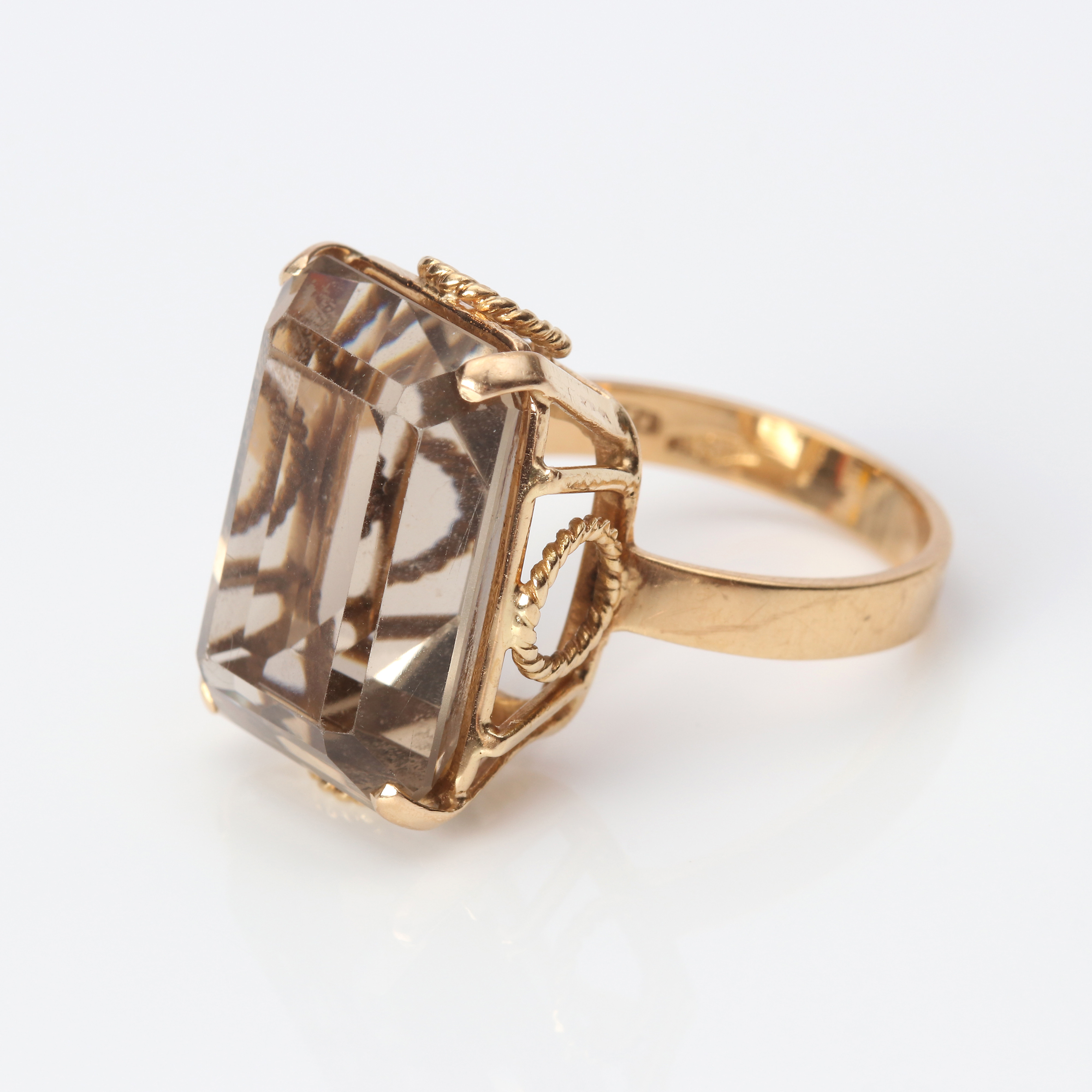 RING. 18k guld med en smaragdslipad rökkvarts, totalvikt ca 7,7 gram.