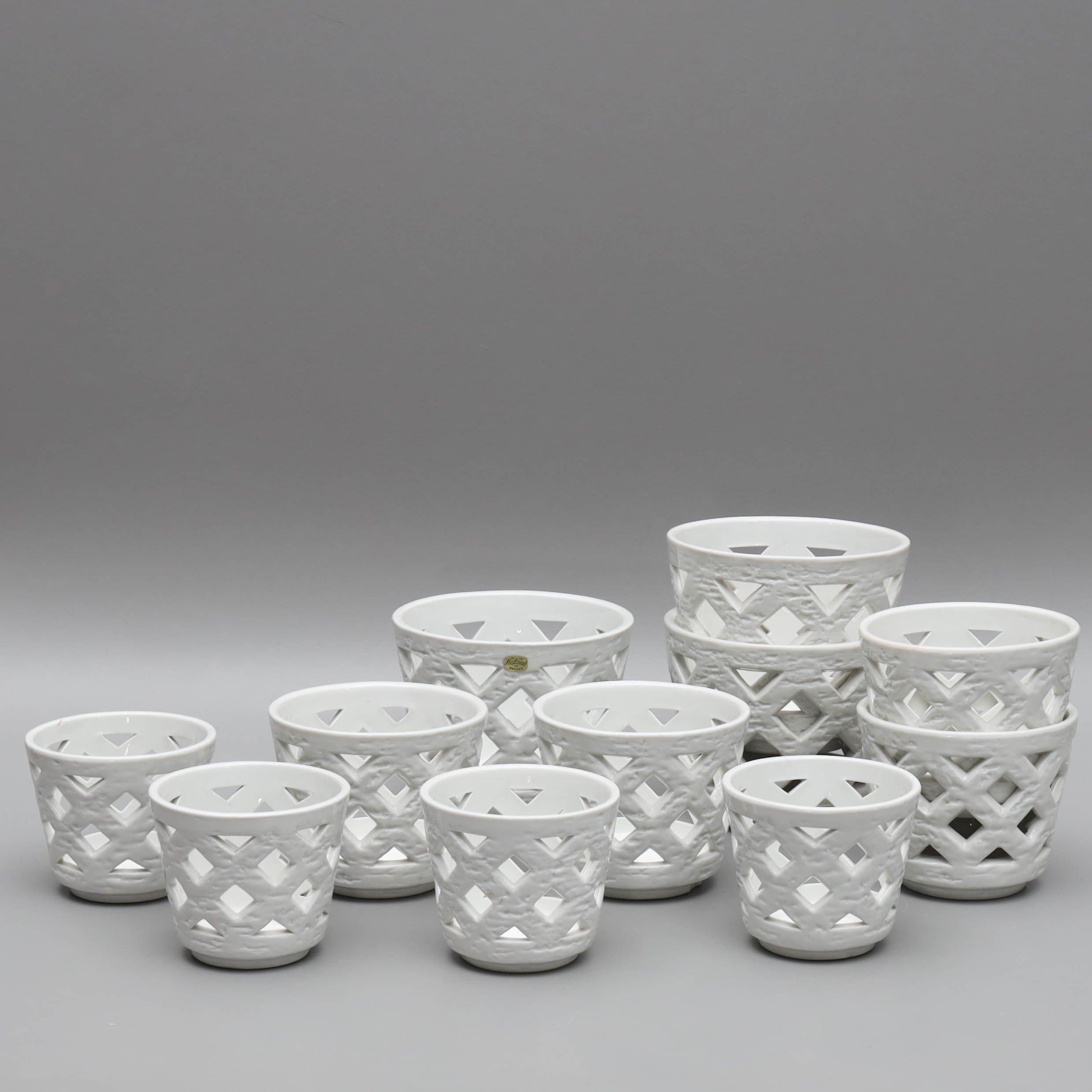 GUNNAR NYLUND. Ytterfoder, 11 st, "Gallerkrukan", chamotterat samt glaserat stengods, Rörstrand.