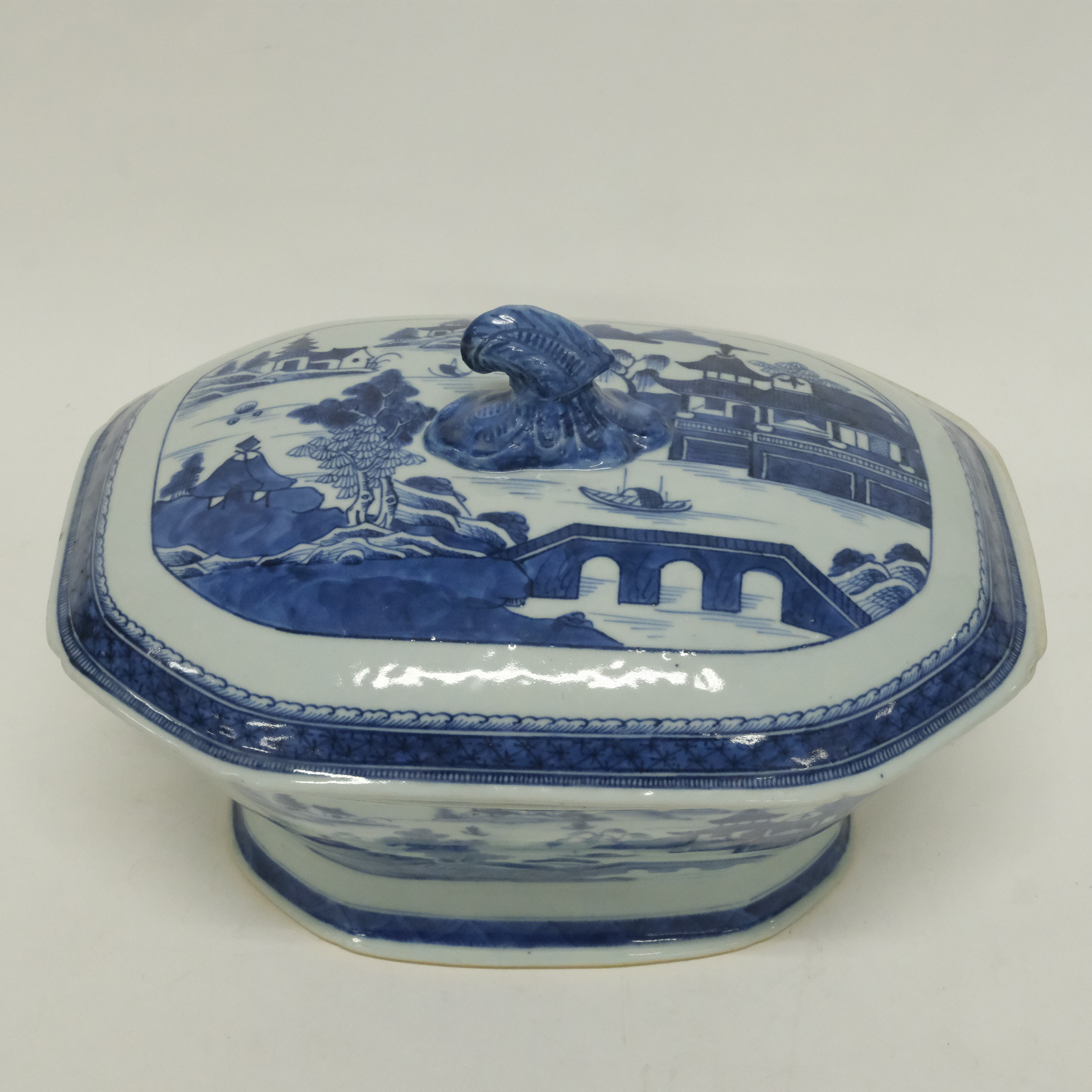 TERRIN MED LOCK, BLÅVIT, KINA, 1800/1900-TAL.