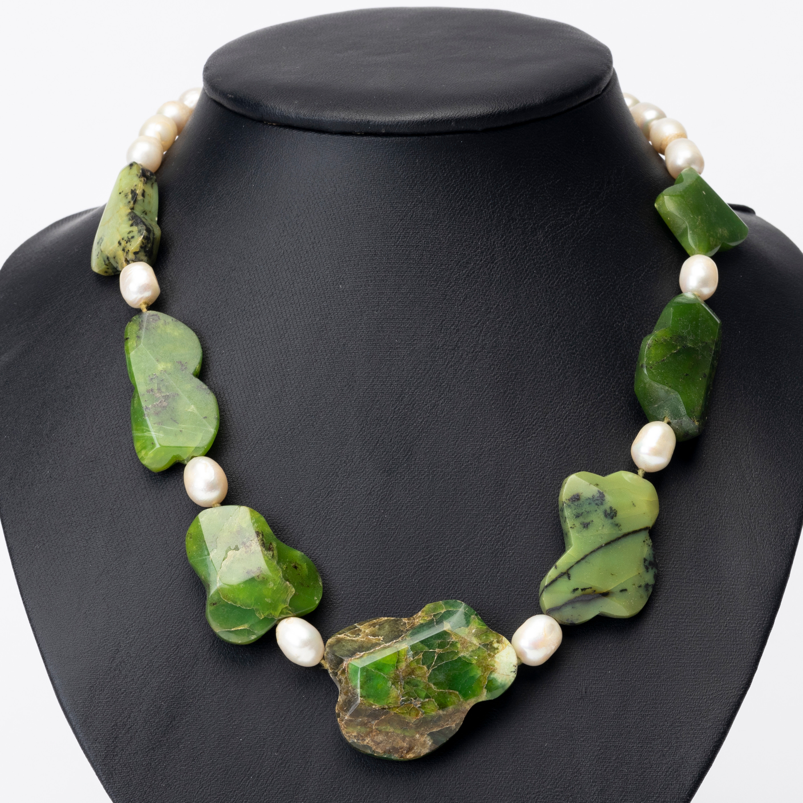 COLLIER, odlade pärlor samt grön sten, lås 18K guld.
