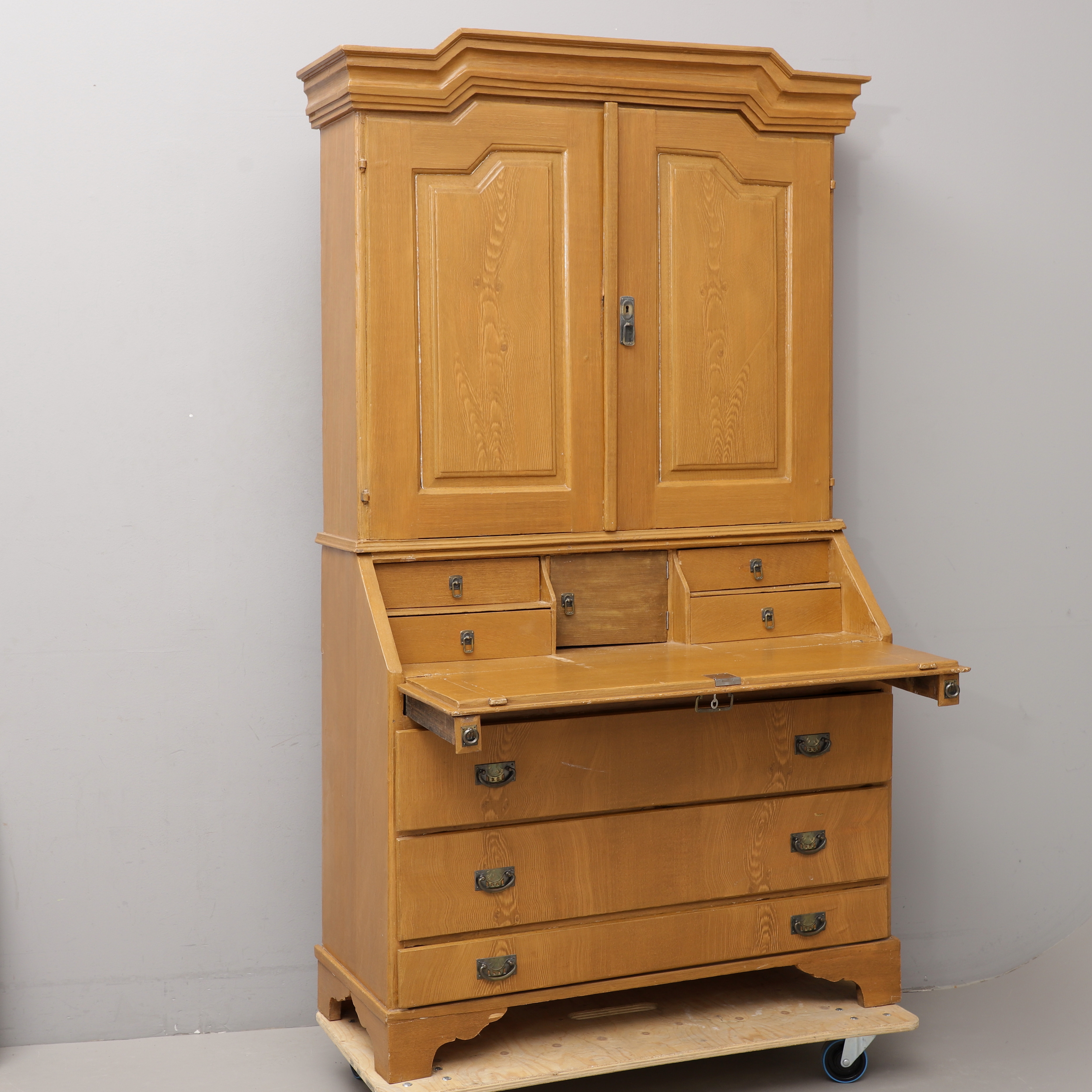 SKRIVSKÅP, ådringsmålat, 1800-tal.