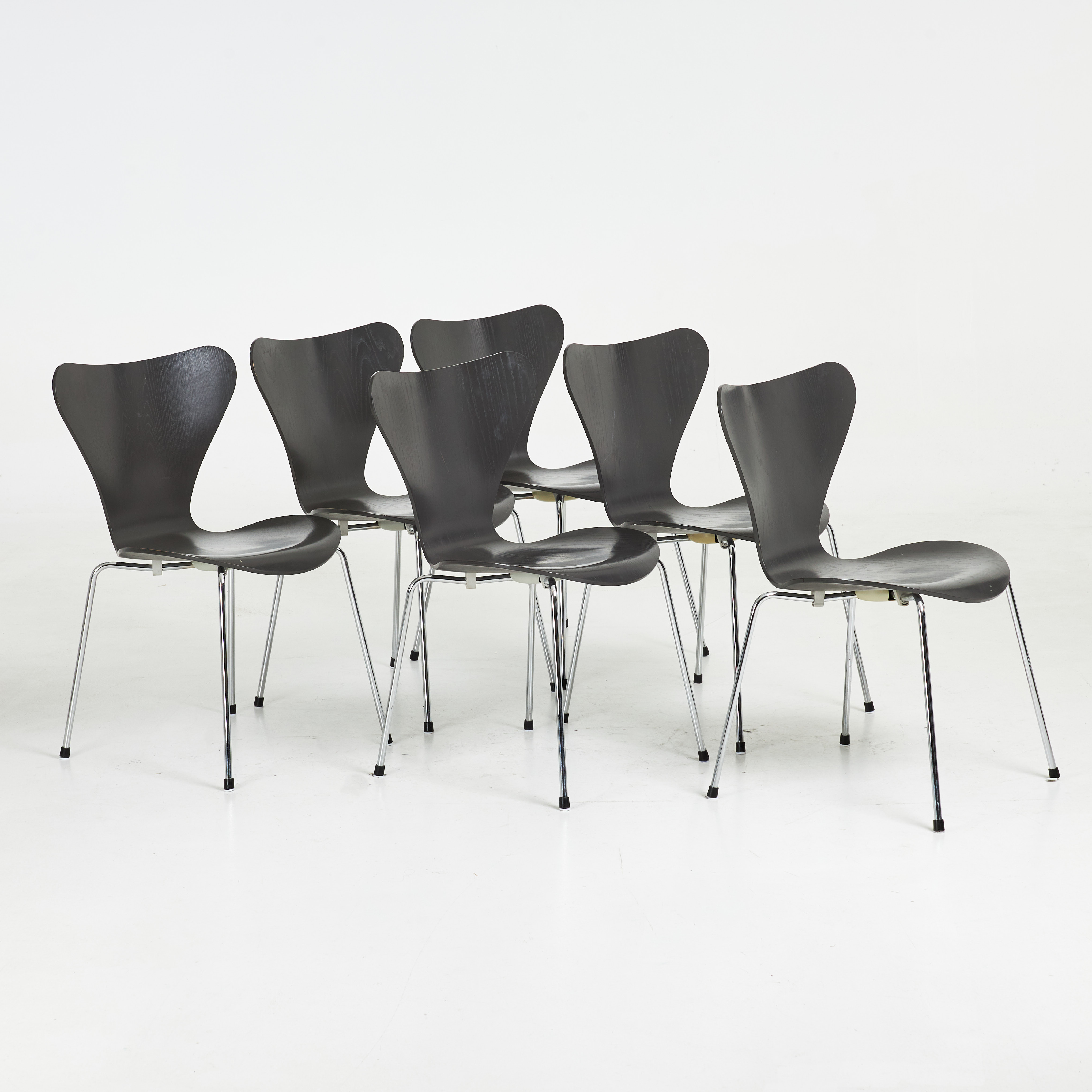 ARNE JACOBSEN. STOLAR, 6 st, "Sjuan", lackerade i mörkgrå kulör, Fritz Hansen, 2003.