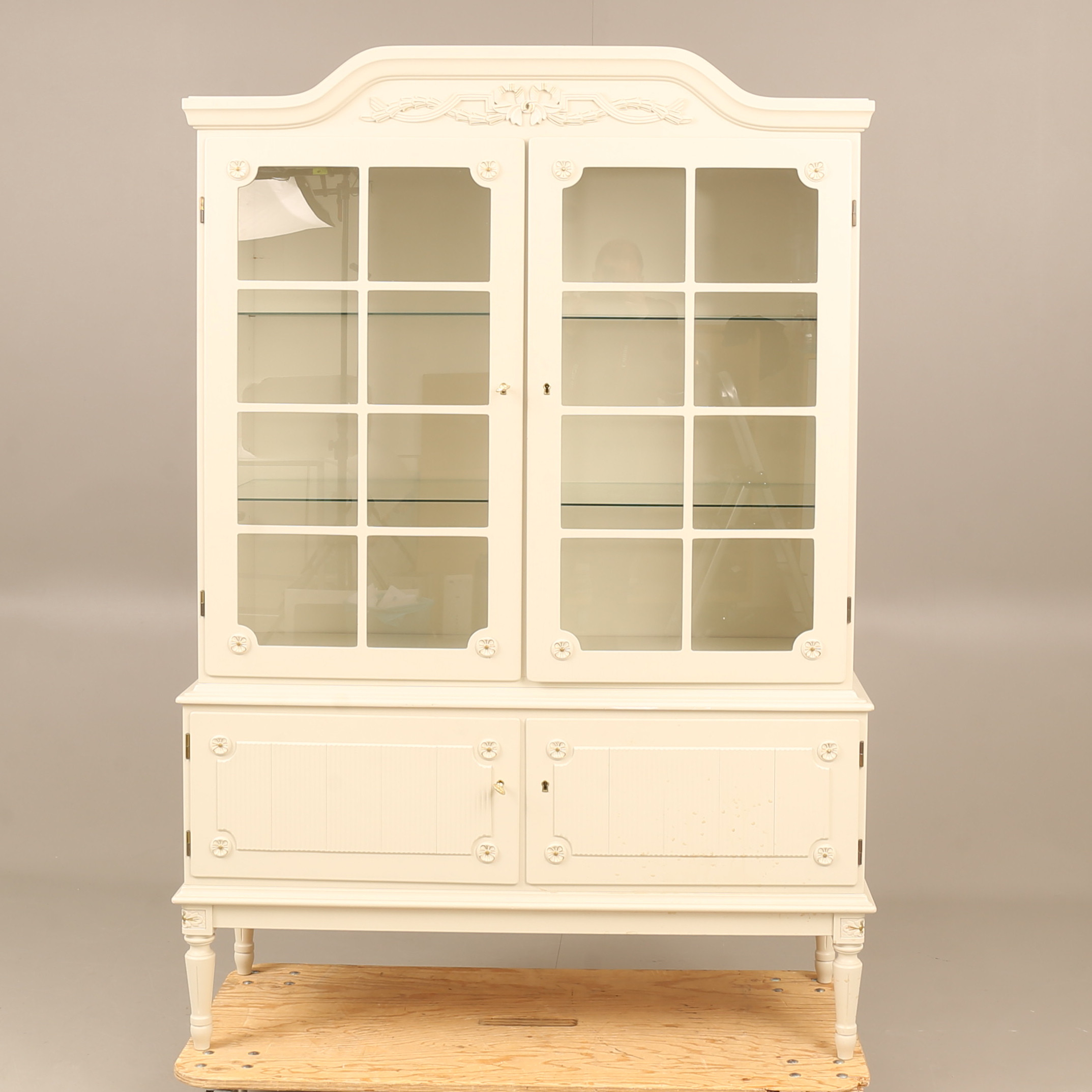 VITRINSKÅP, gustaviansk stil, 1900-talets andra hälft.