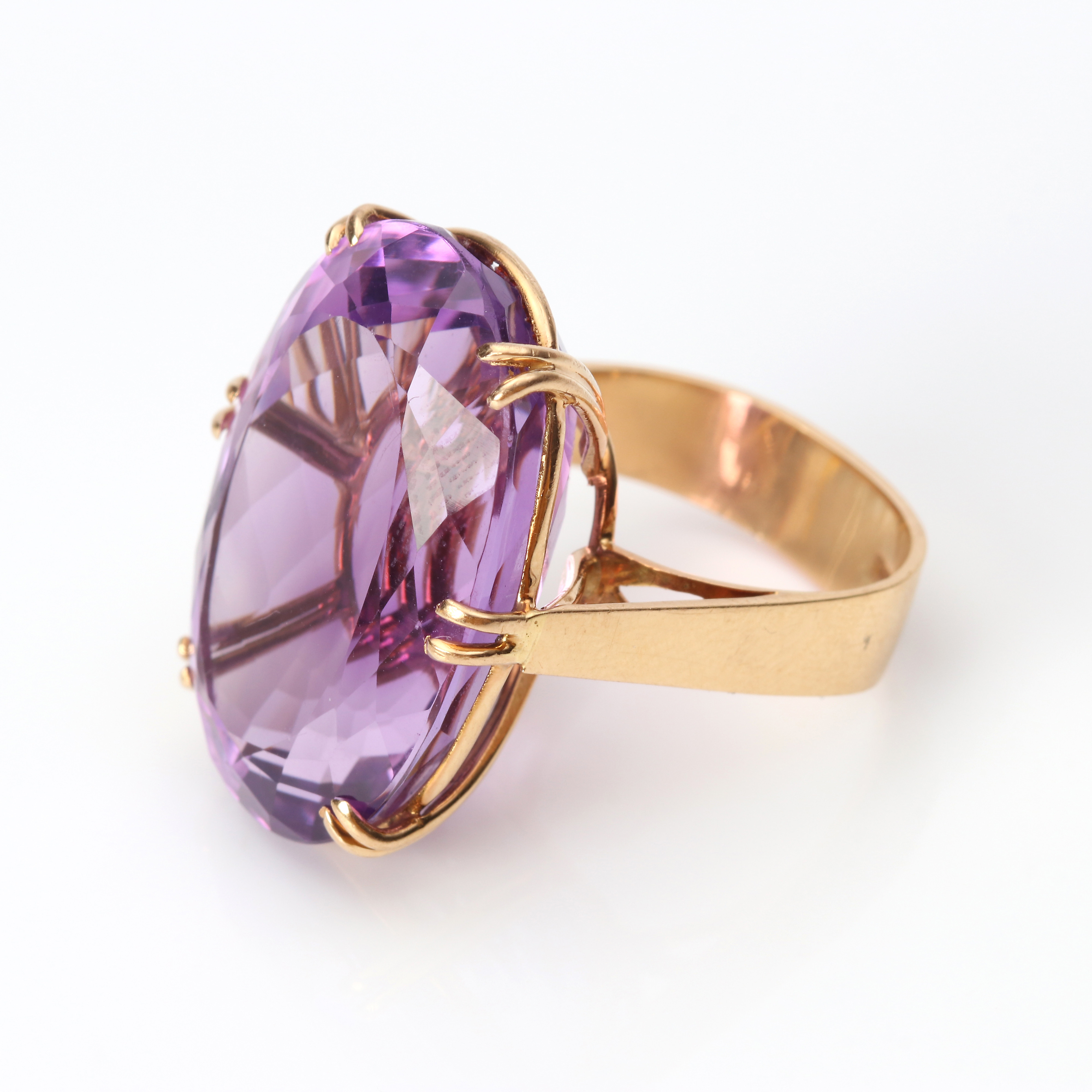 ATELJÉ AJOUR, RING. 18k guld med en oval fasetterad ametist, Stockholm 1978, totalvikt ca 14,1 gram.