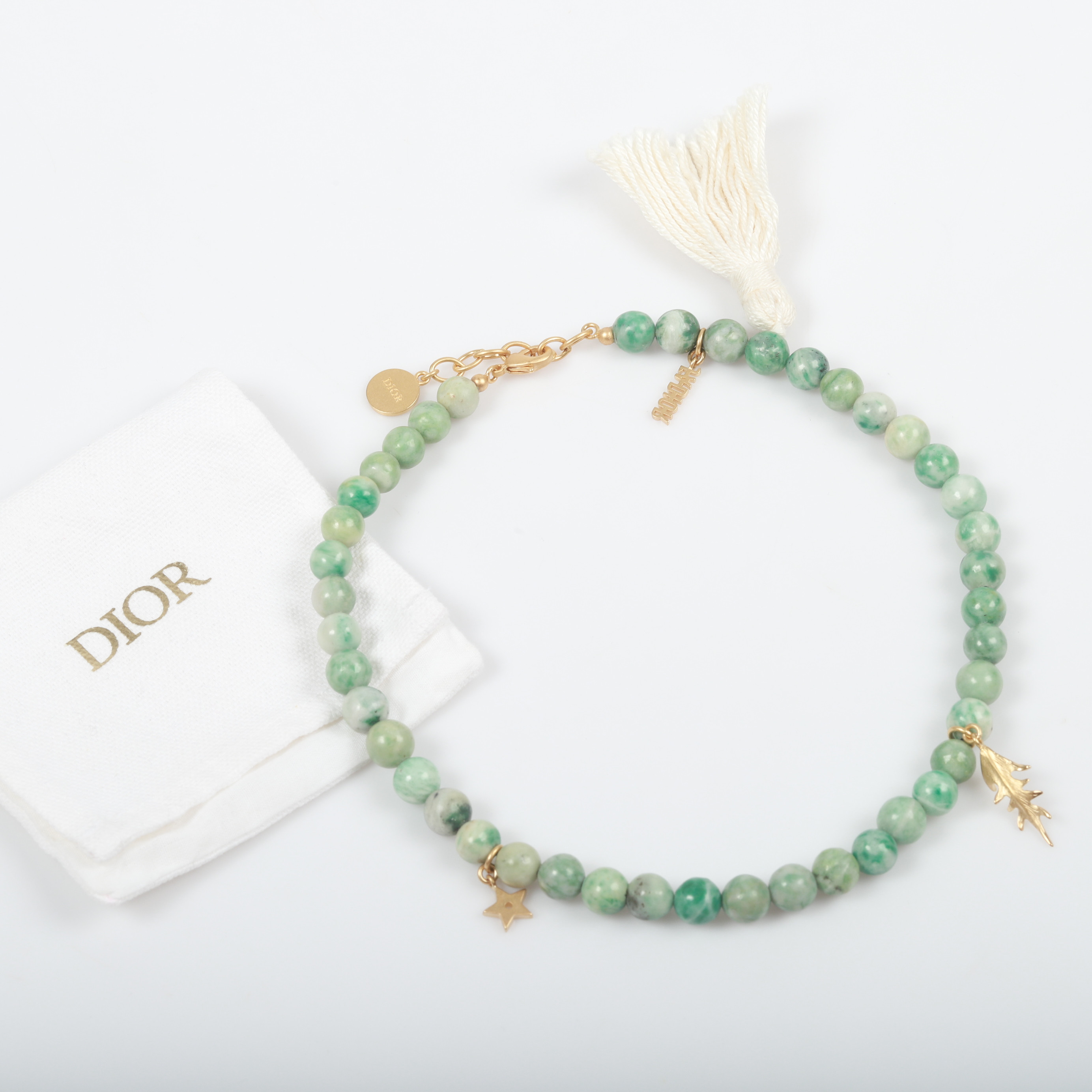 CHRISTIAN DIOR. Collier, kulslipad jasper med förgyllda beslag.