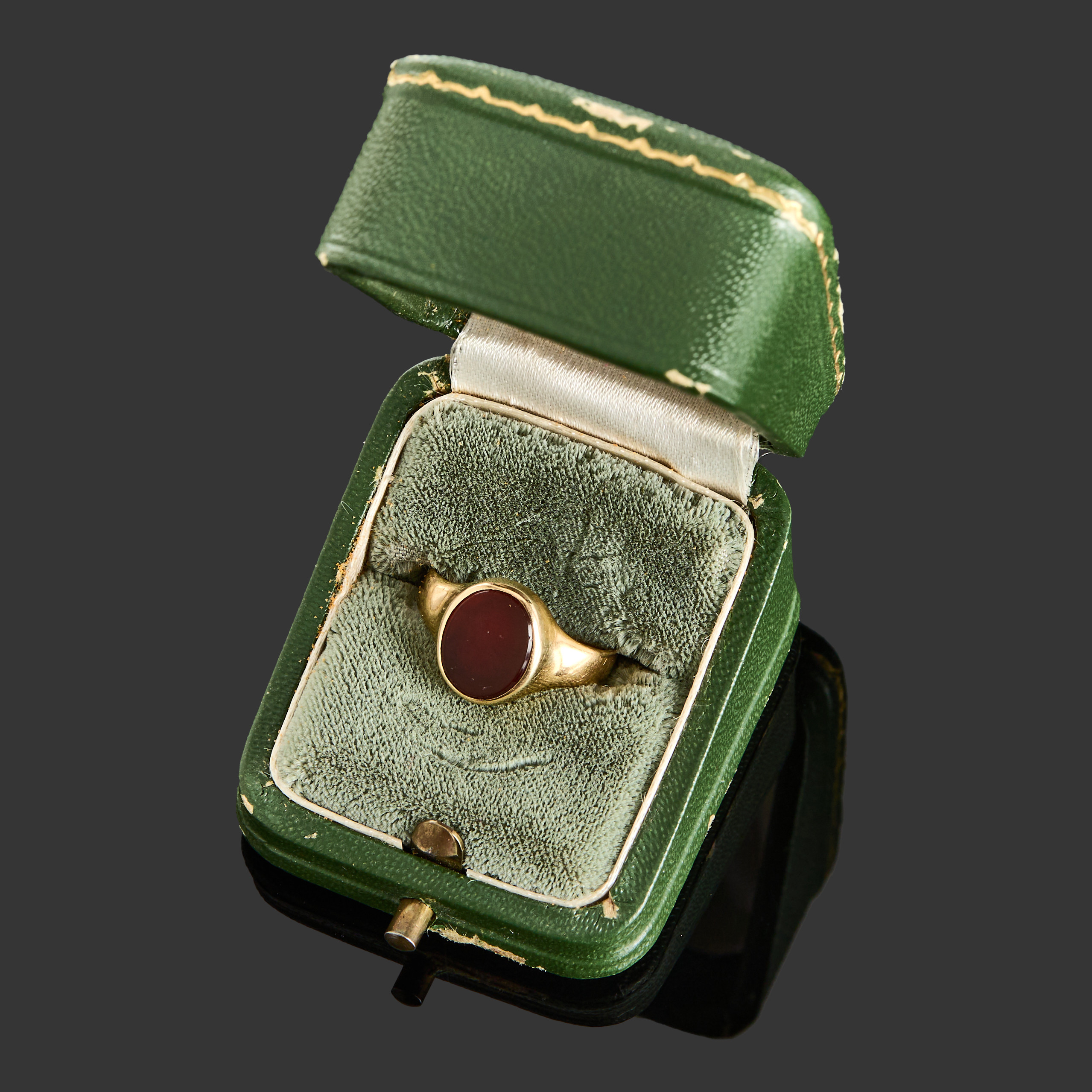 KLACKRING, 18k guld med en sardonyx, 1938, Stockholm.