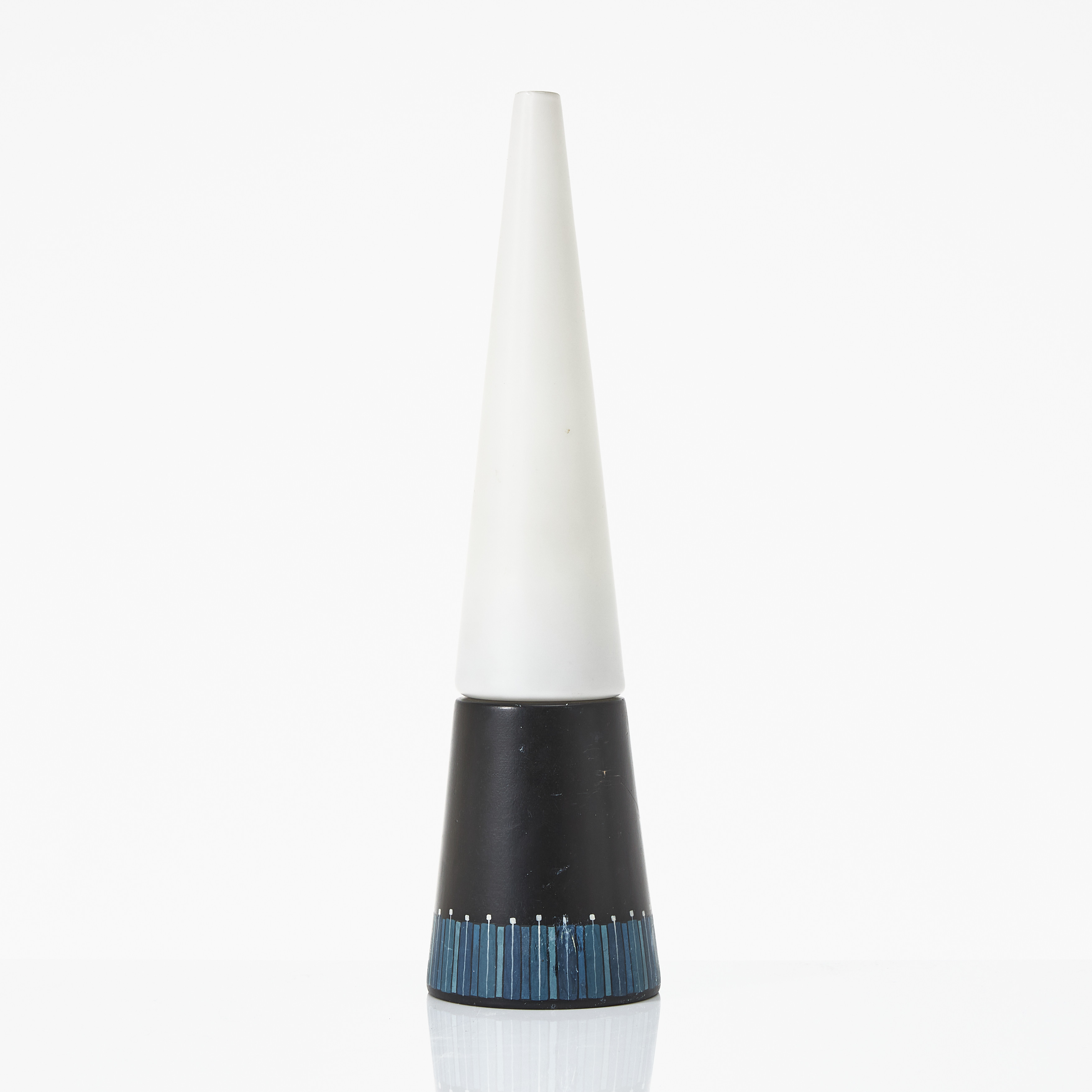 HANS-AGNE JAKOBSSON. Bordslampa, fot i trä, kupa i opalglas, etikettmärkt.