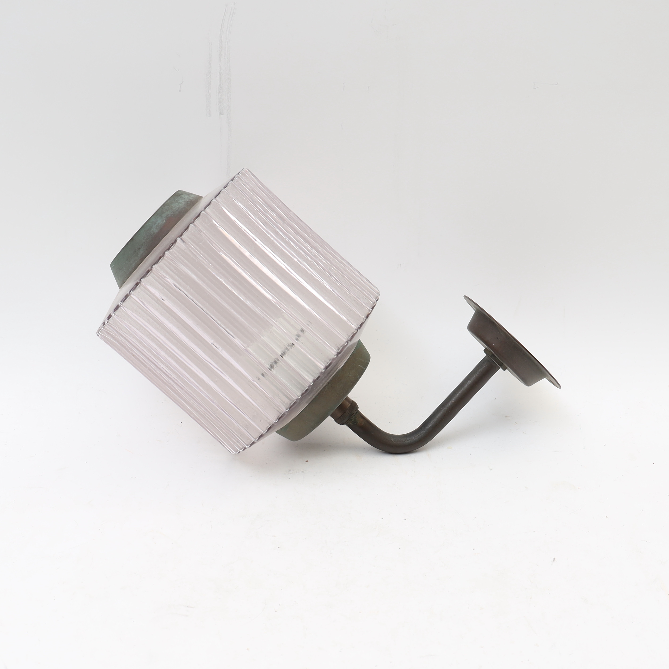 HANS BERGSTRÖM. Tillskriven, Fasadlampa omkring 1900-talets mitt, koppar och svagt lilatonat glas.