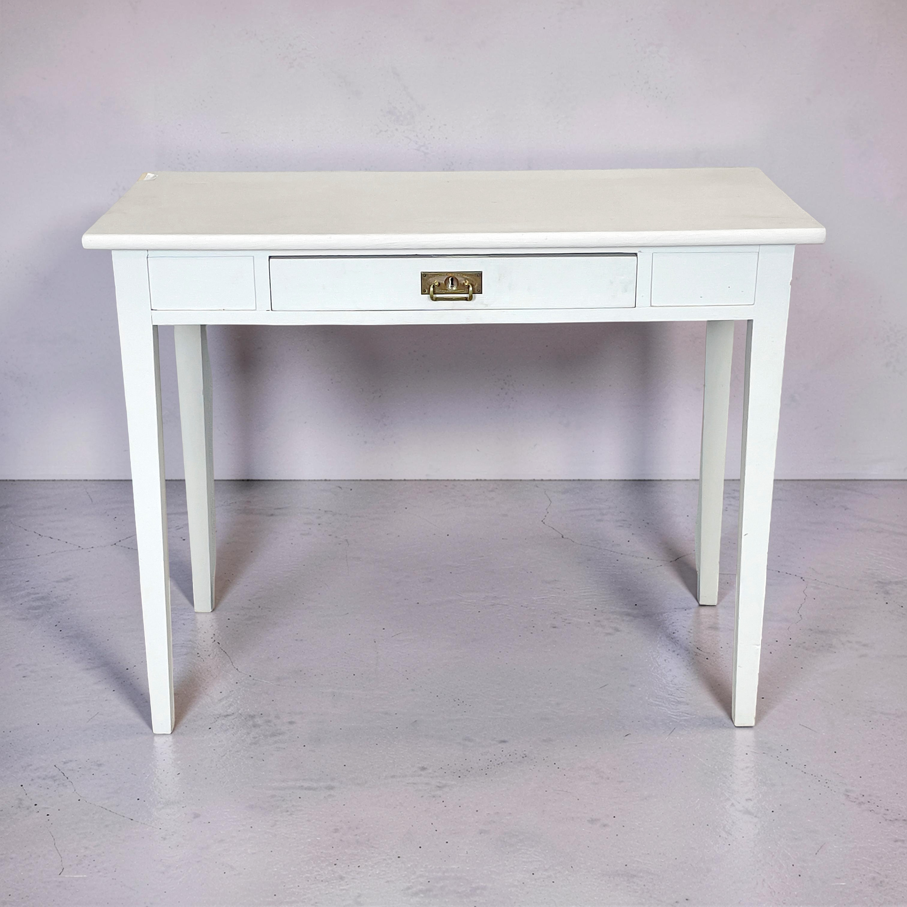 SKRIVBORD. Bemålat trä, 1900-tal.