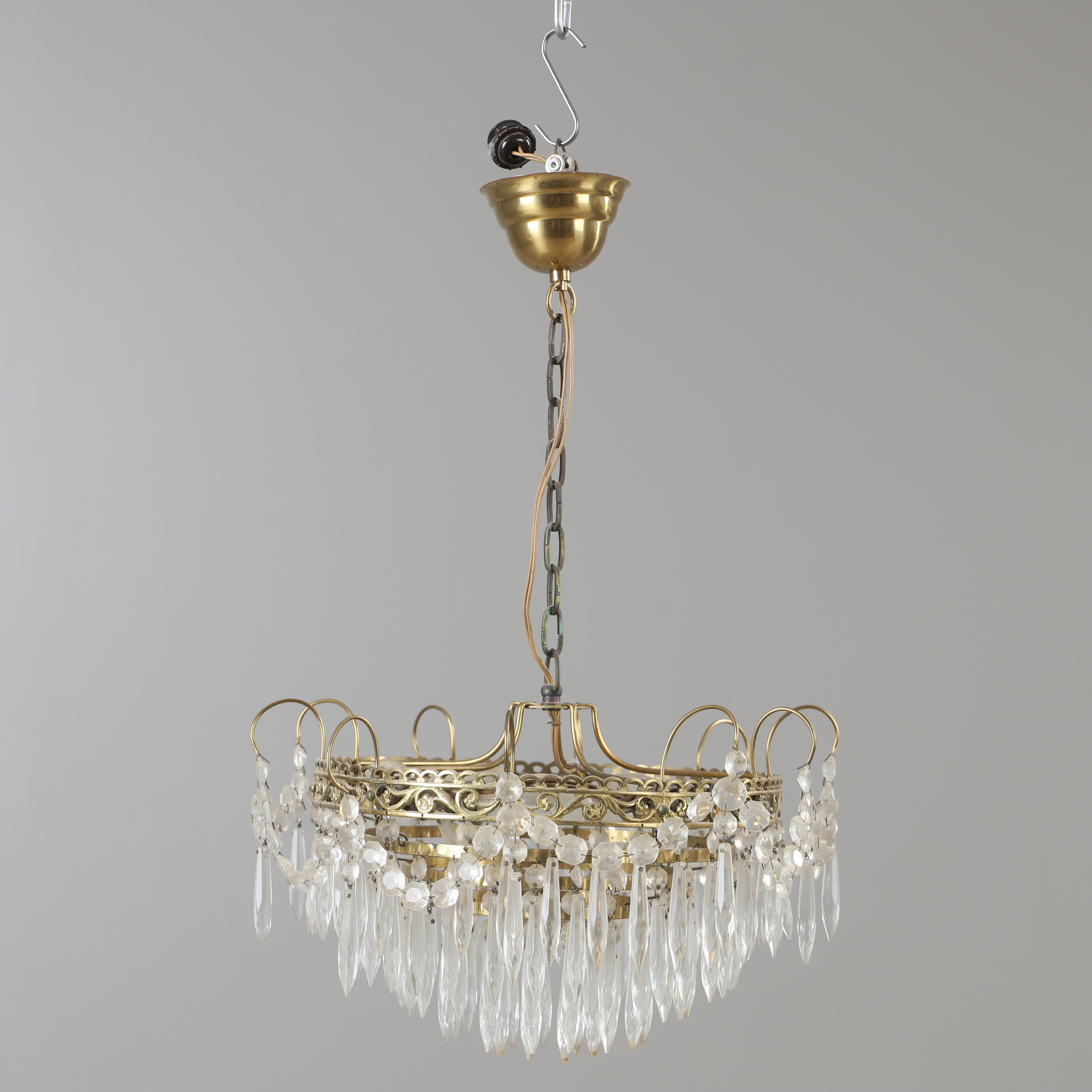 TAKLAMPA, mässing med prismor, 1900-talets andra hälft.