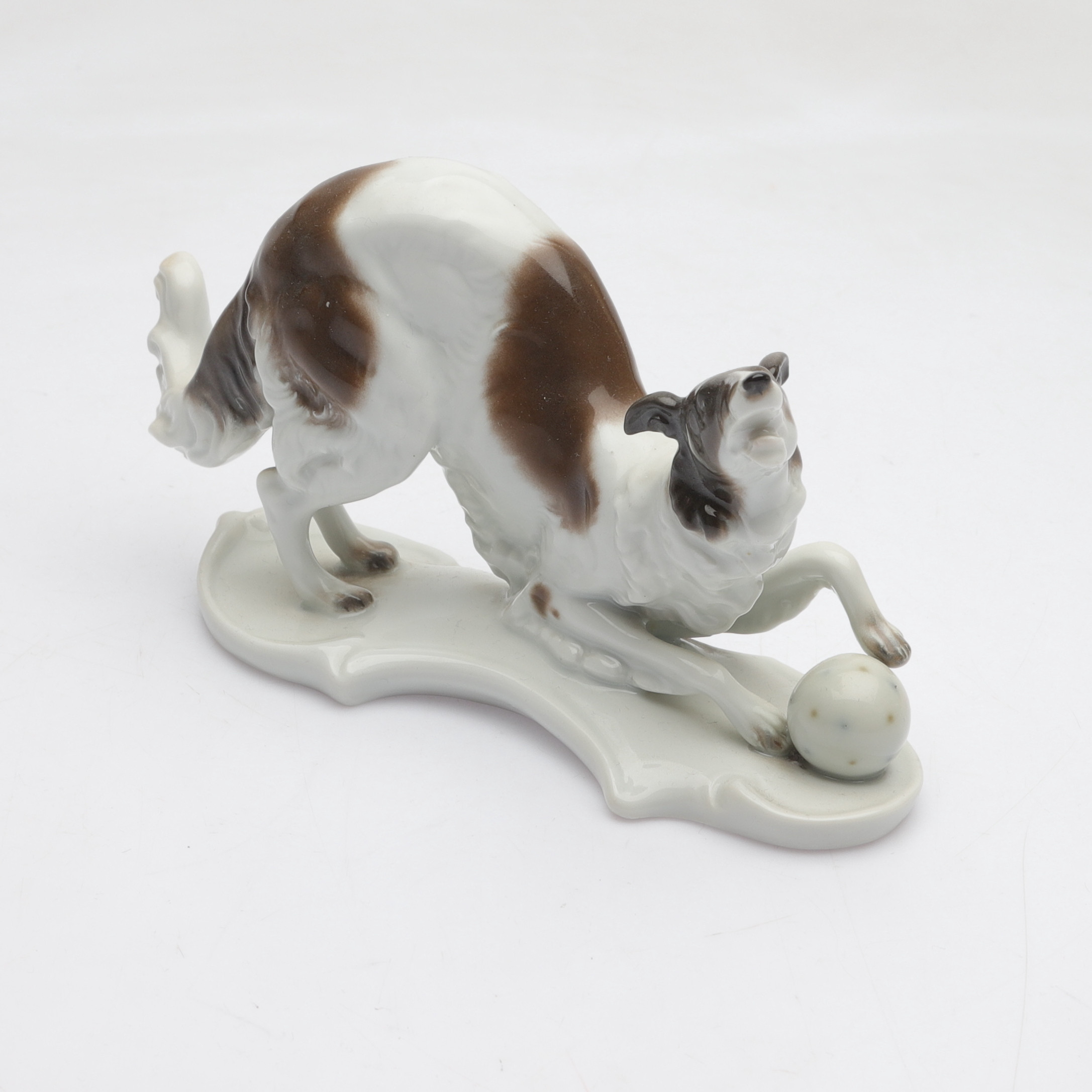 FIGURIN, Borzoi/Rysk vinthund, med boll. porslin, art deco, Schaubach kunst, Tyskland, 1900-talets första hälft.