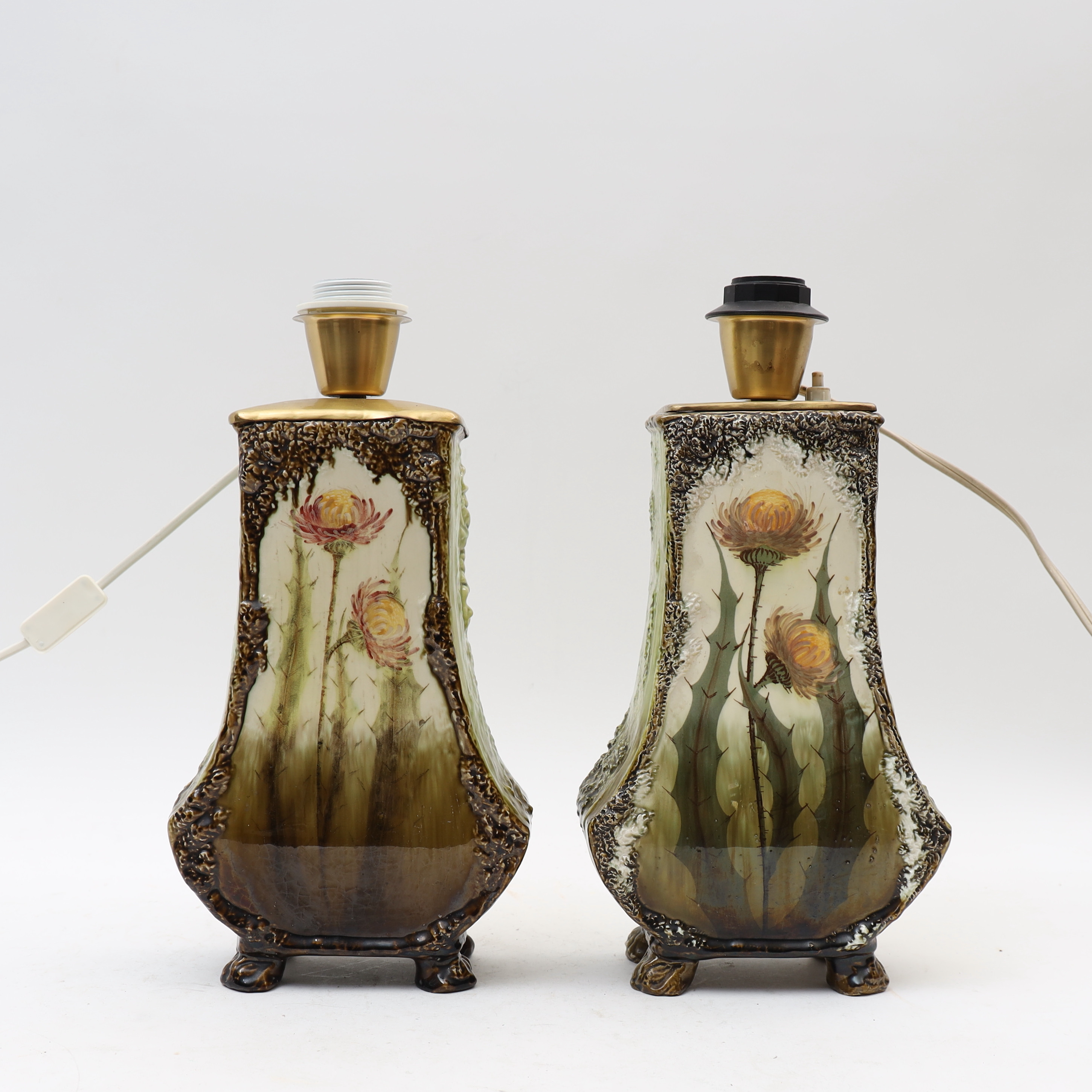 BORDSLAMPOR, ett par, jugend, handmålad dekor och relief.