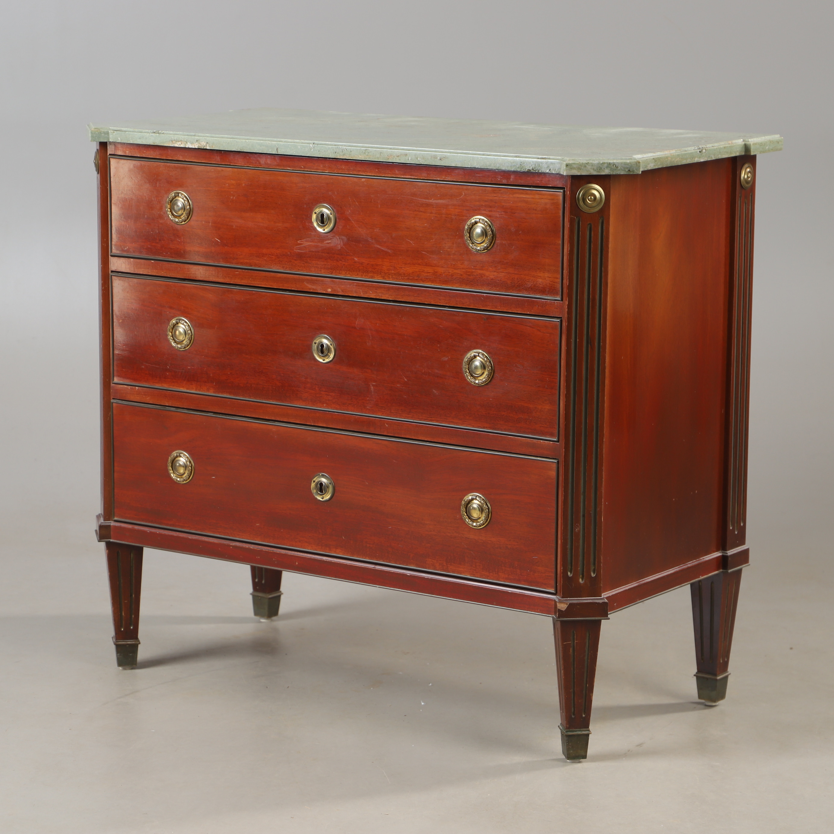 BYRÅ, 3-lådig, mahogny med stenskiva, gustaviansk stil.