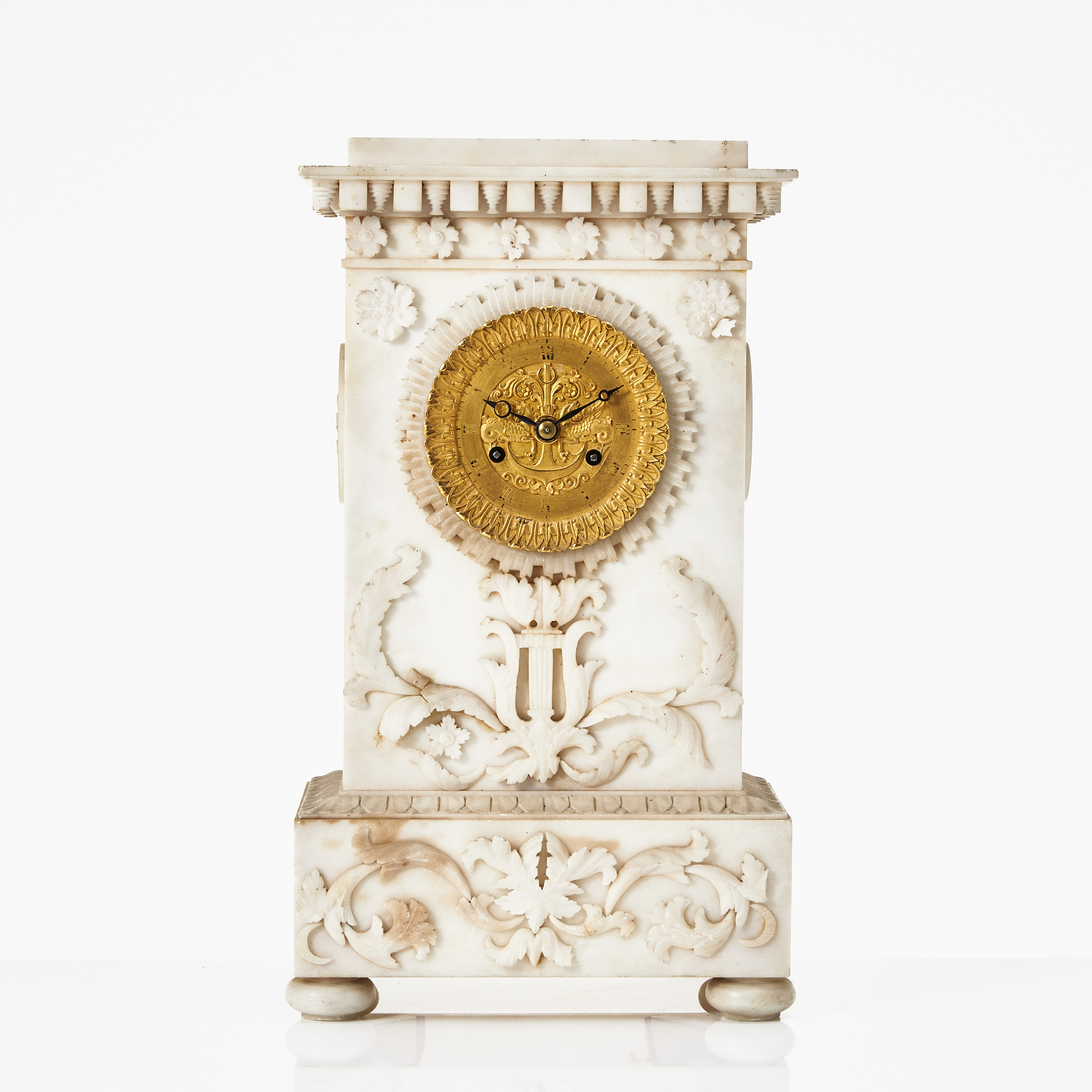 BORDSPENDYL, 1800-talets mitt, alabaster, skuren dekor, urtavla i förgylld brons.
