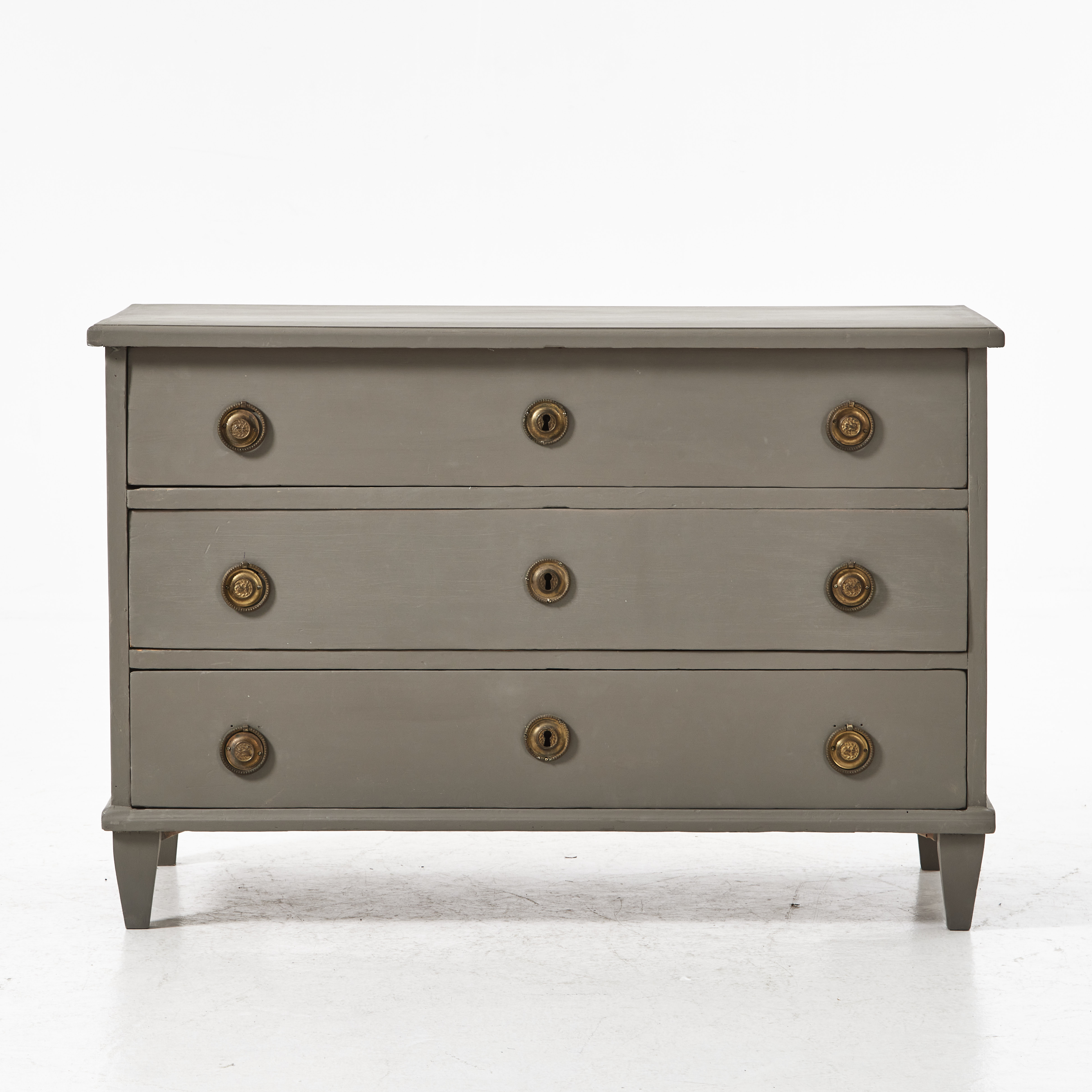 BYRÅ, tre lådor i sarg, bemålad dekor med beslag i mässing, gustaviansk stil, 1800-tal.