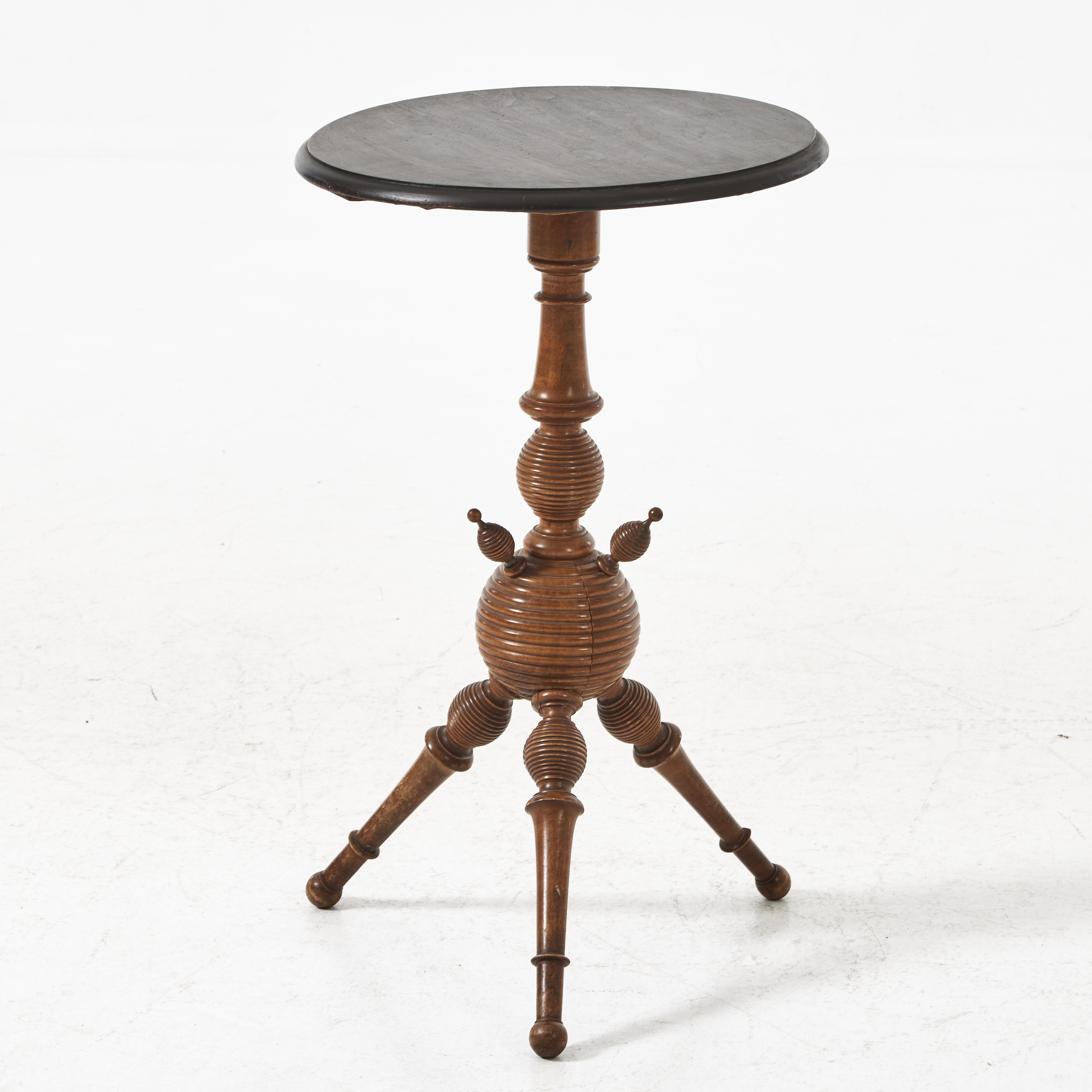 SIDOBORD, skuren dekor, bemålad toppskiva.