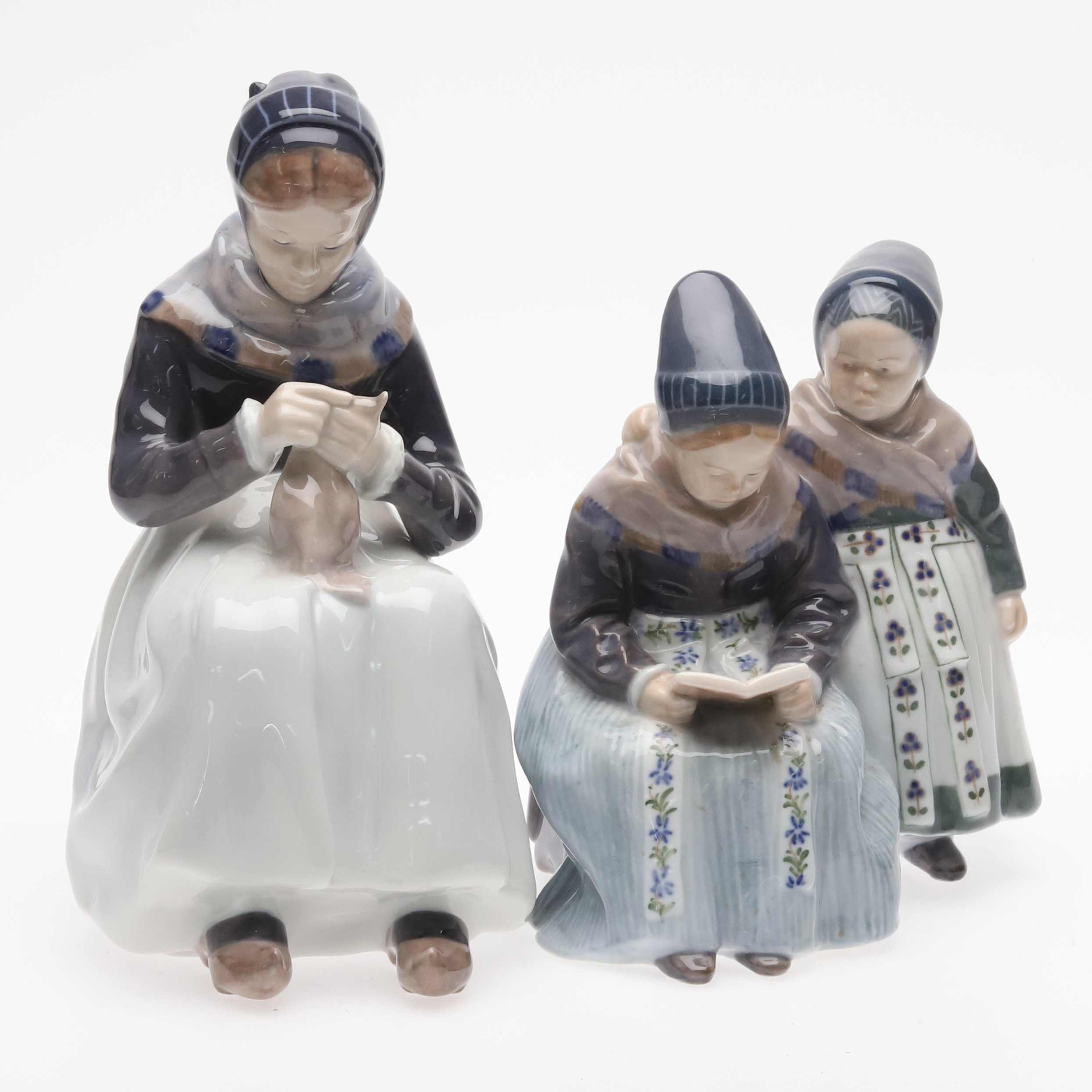 LOTTE BENTER. FIGURINER, 2 st " Amergarflickor, porslin, Royal Copenhagen, Danmark.