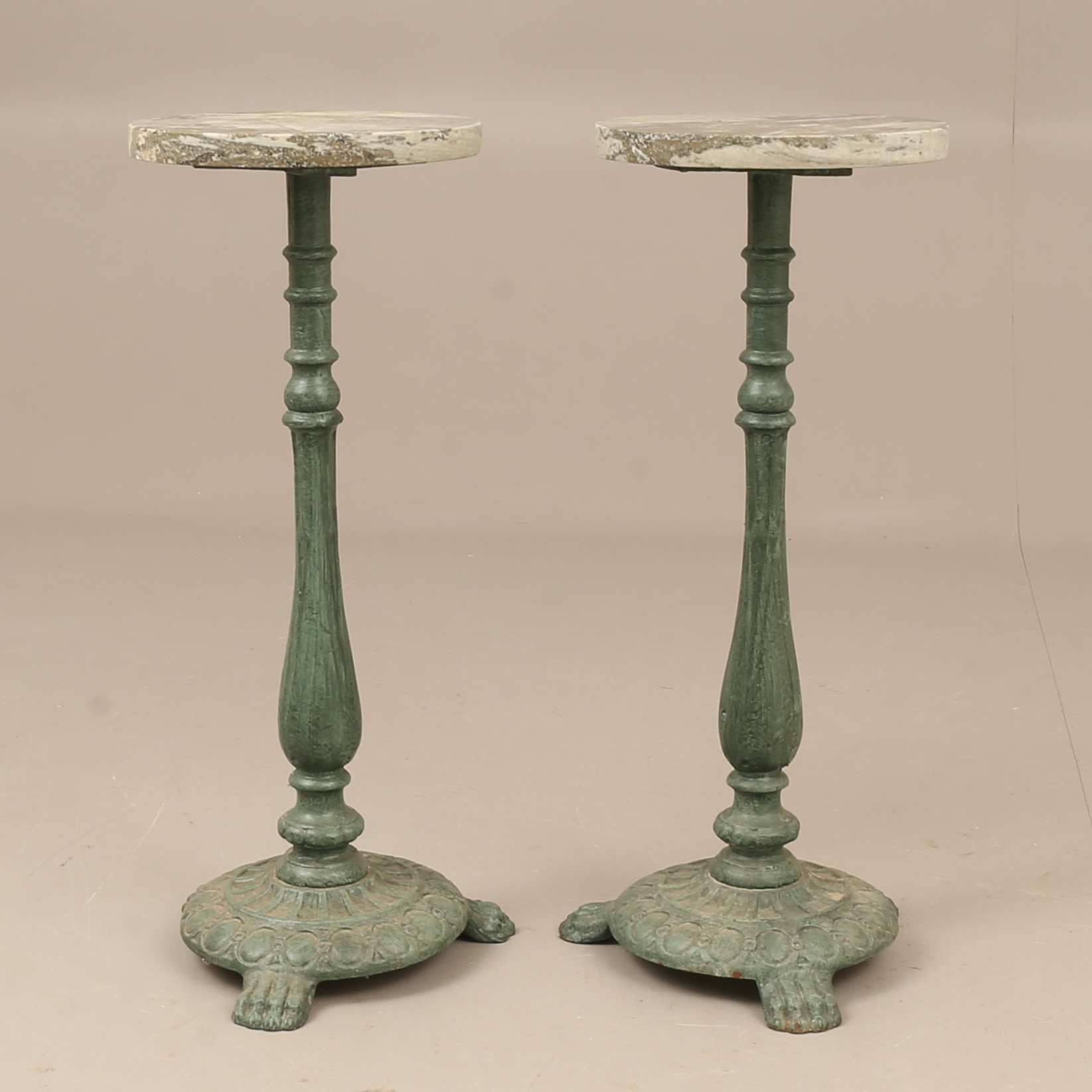 TRÄDGÅRDSBORD/PIEDESTALER, ett par, nutida.