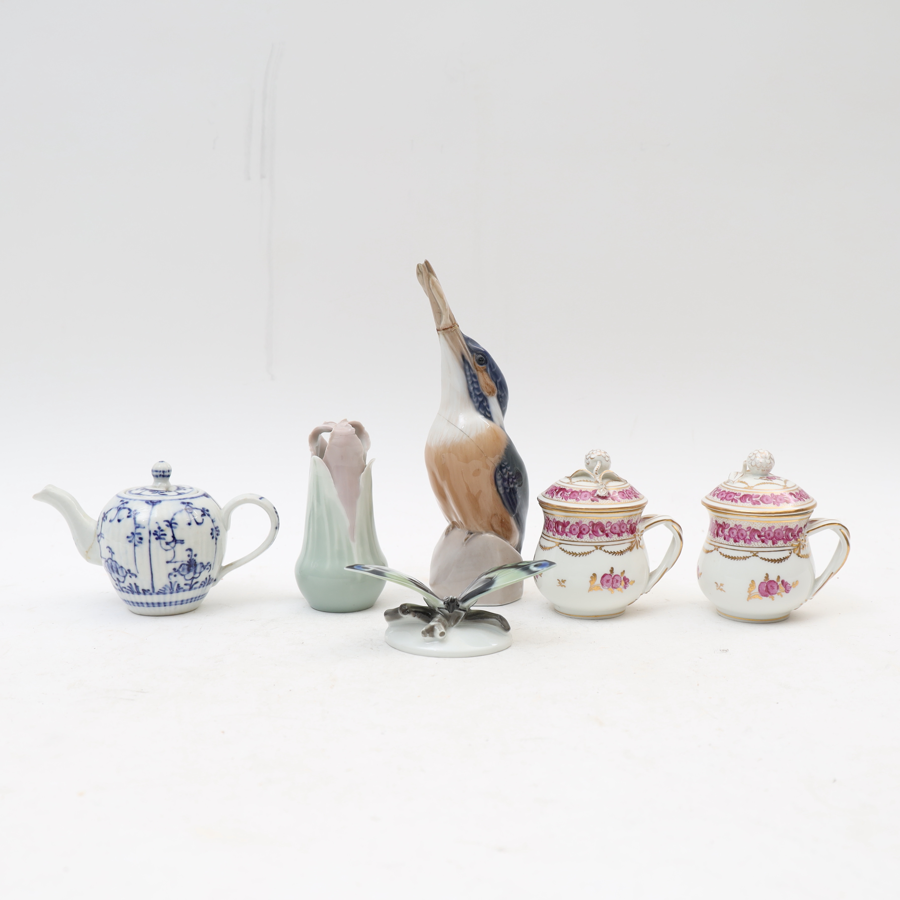 PORSLIN, 6 delar, Cremékoppar ett par Dresden, Fjäril Rosenthal, Figurin royal Copenhagen , Vas Rörstrand Jugend.