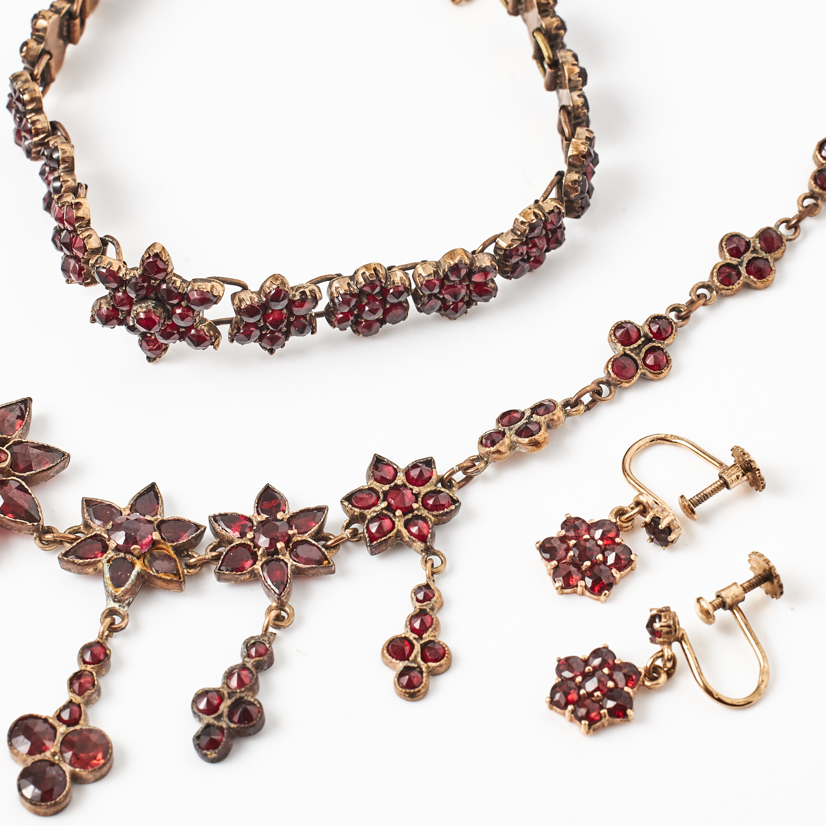 COLLIER, ARMBAND, oädel vitmetall, 1800-talets senare del, ÖRHÄNGEN, 1 par, gulddoublé, med fasettslipade granater, skruvsystem, 2000-tal.