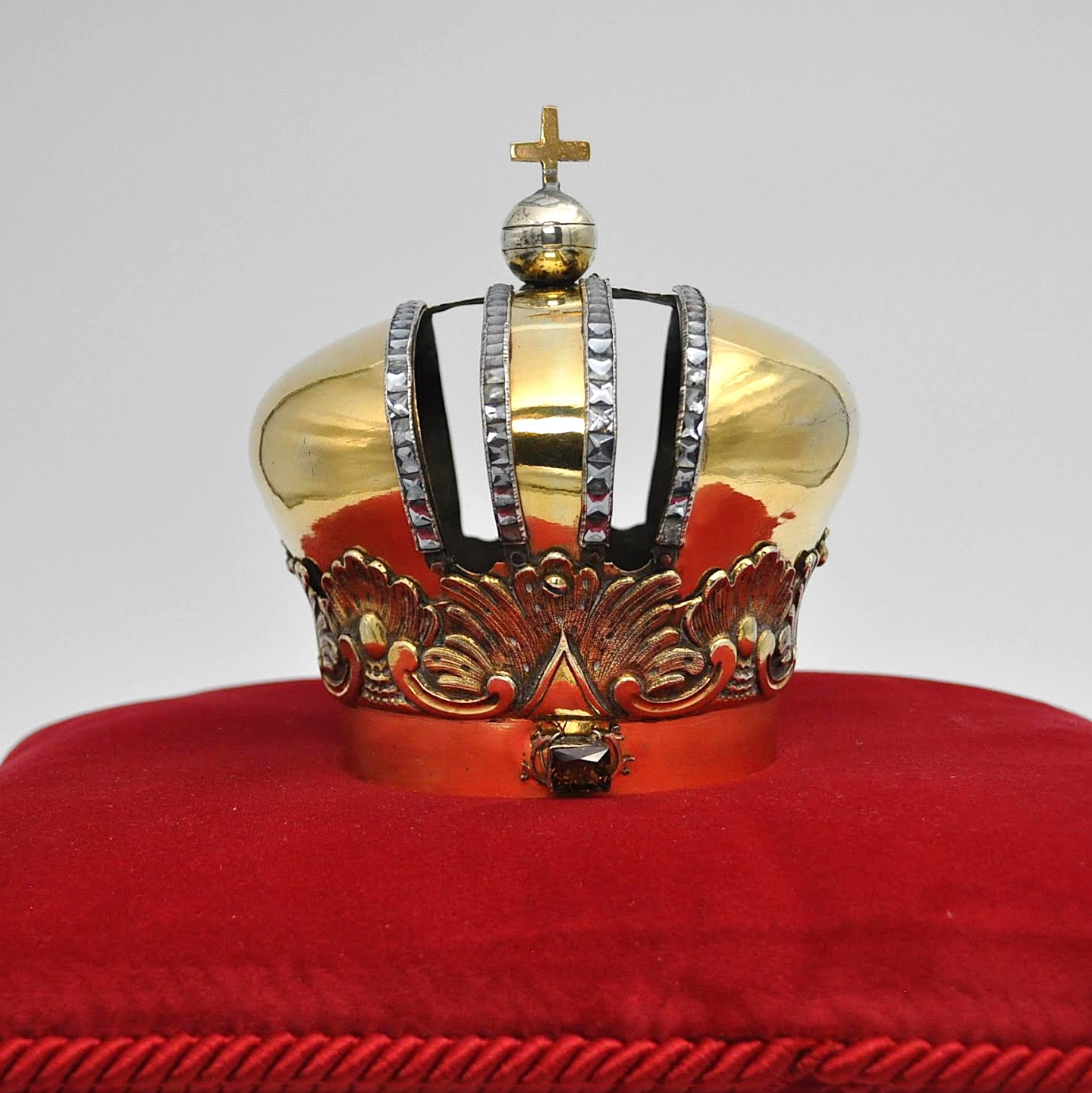 KRONA, tsaritsa-modell, förgyllt silver med rökkvarts och facettslipad paste, ryska stämplar, 1700-tal.