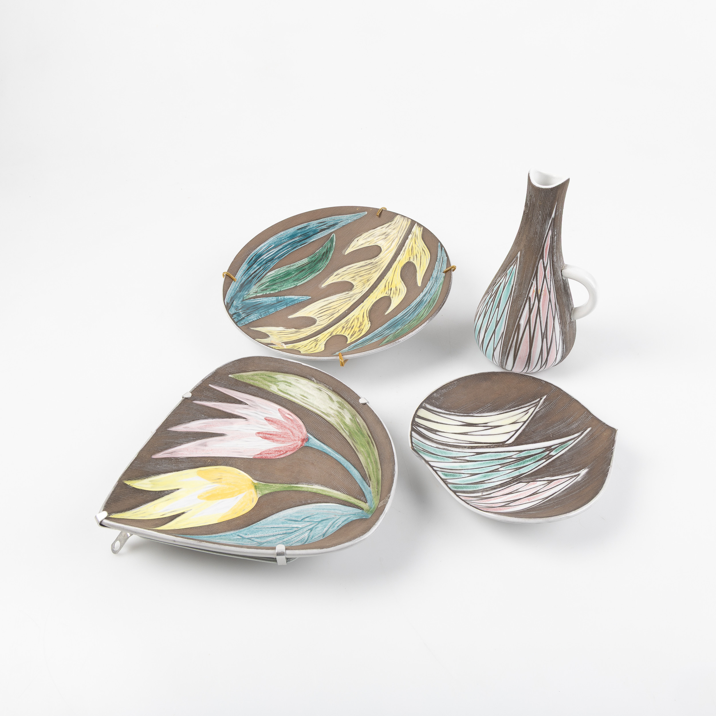 MARI SIMMULSON. Tre skålfat & kanna. Glaserad keramik i 4 delar för Uppsala-Ekeby.