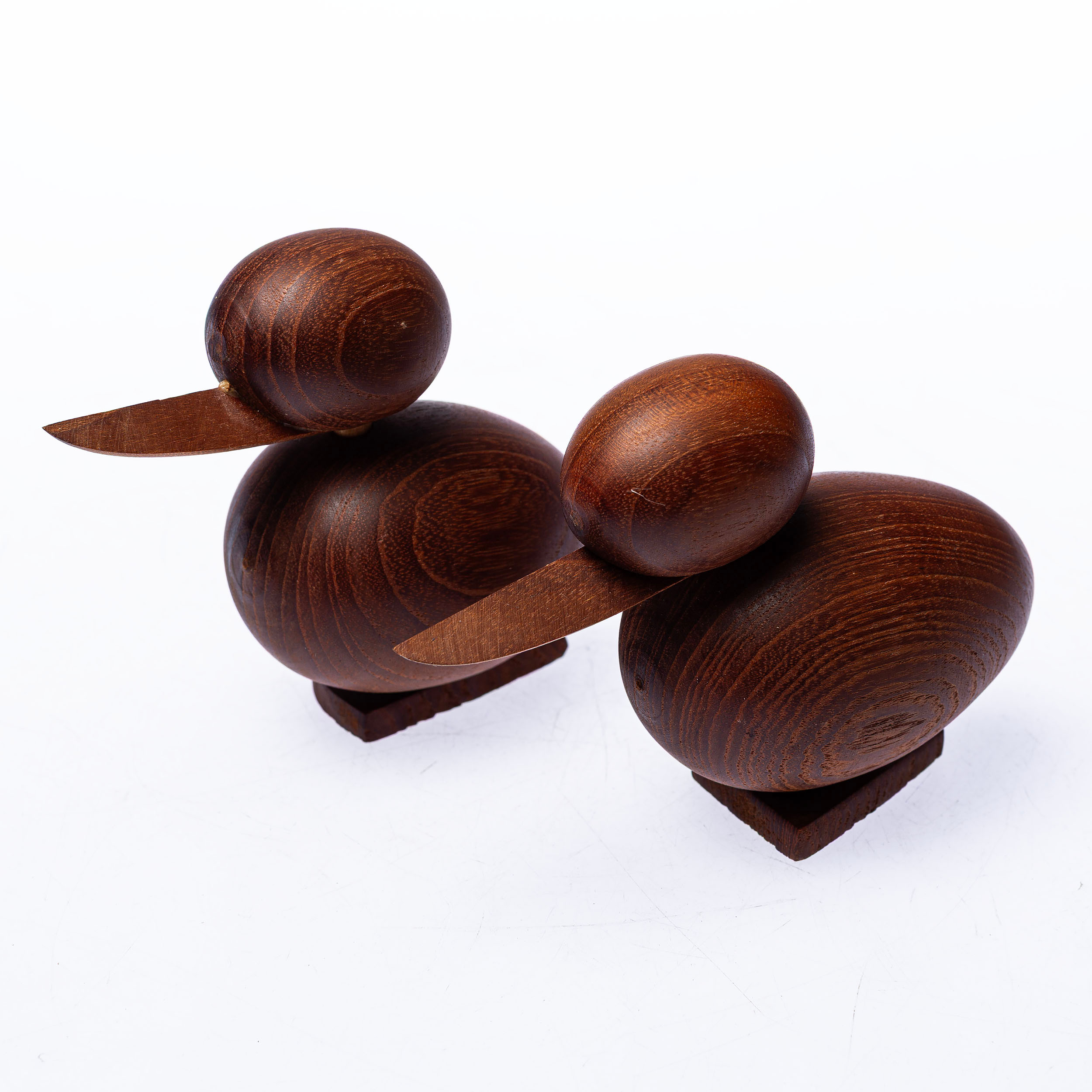 FIGURINER, ett par ankor, teak.