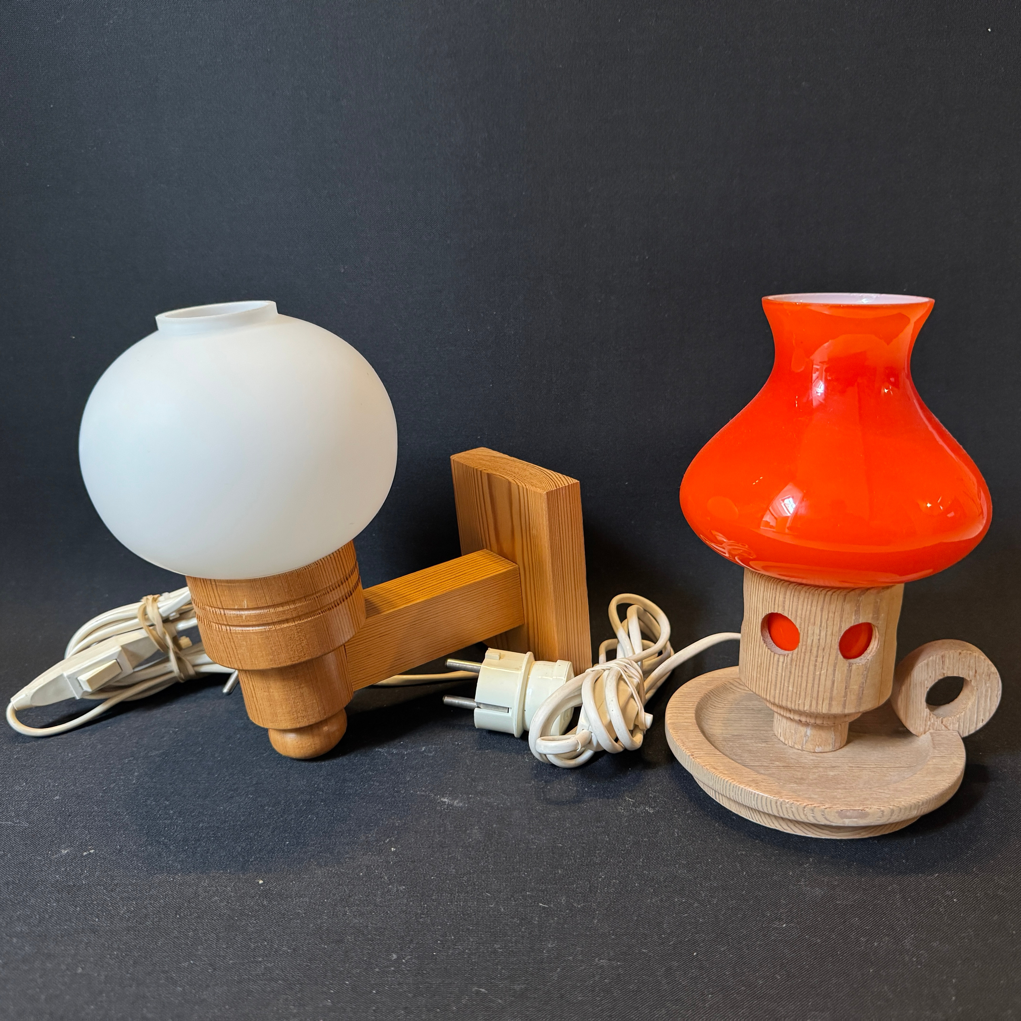 Vägglampa och Bordslampa. Trä och Glas. 1960-70-tal.