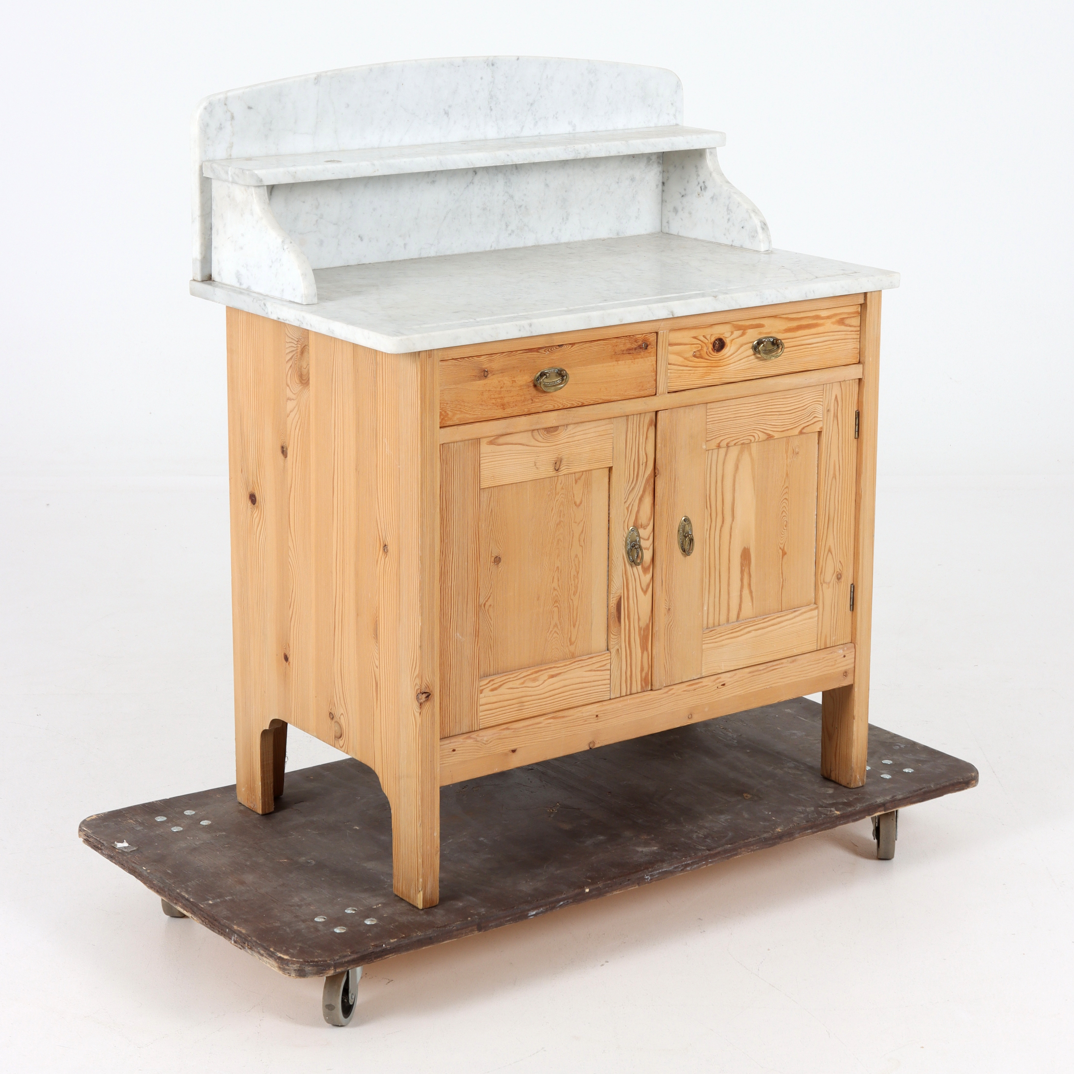 KOMMOD med stenskiva, furu, 1900-talets första hälft.