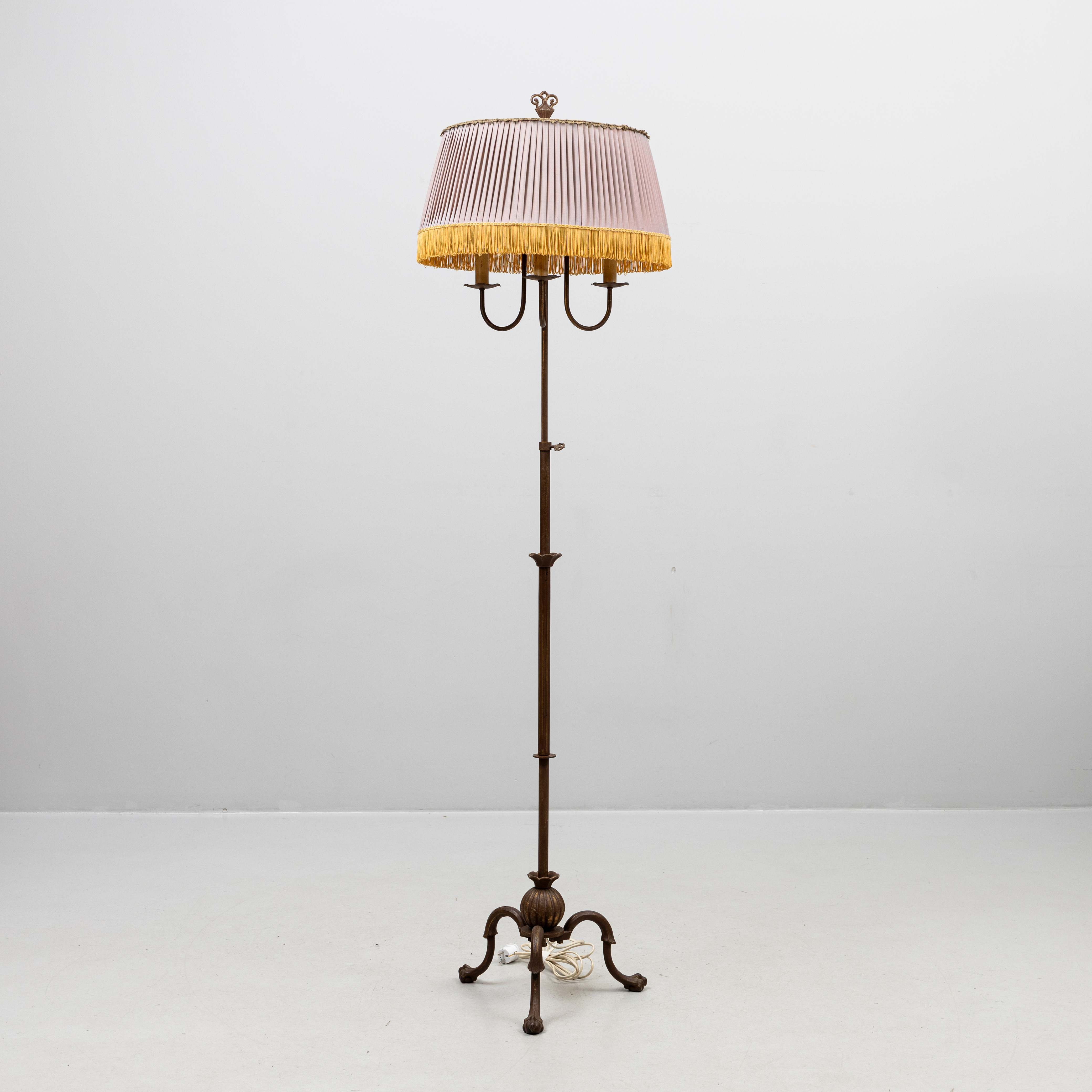 GOLVLAMPA, Bjerkås armatur, modell nr 22, 1930-tal, för tre ljuskällor.