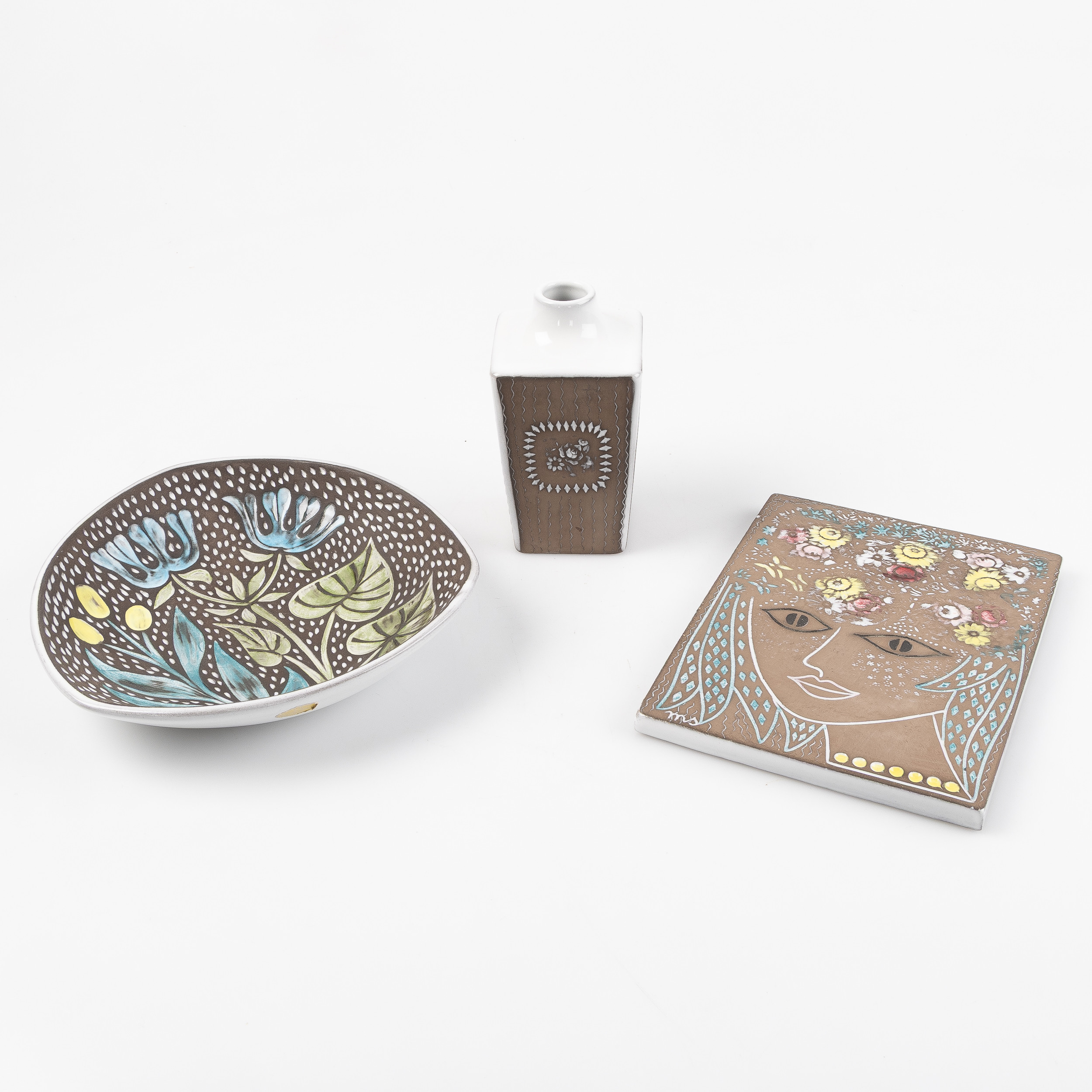 MARI SIMMULSON. Väggplakett, vas, skålfat. Glaserad keramik i 3 delar för Uppsala-Ekeby.