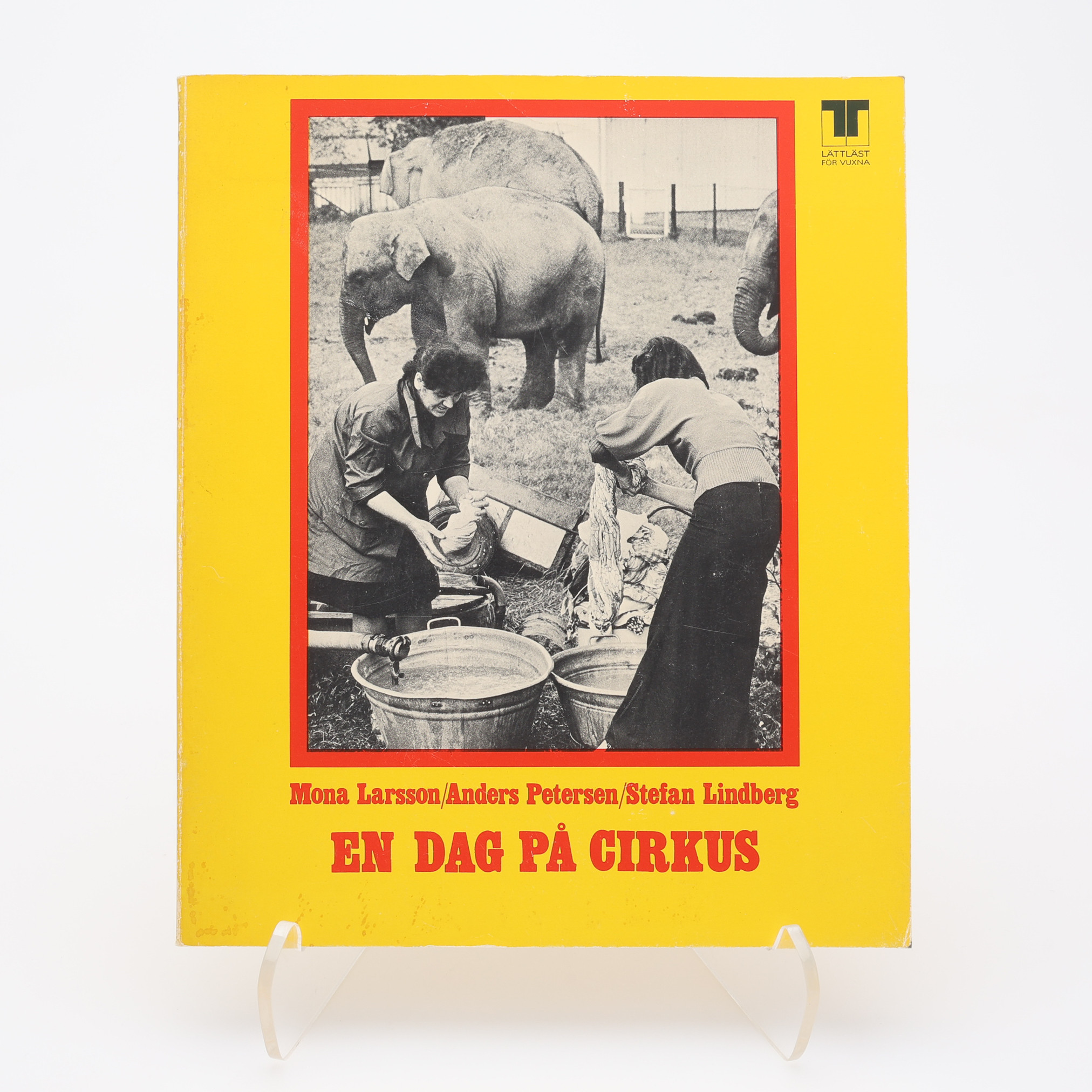 FOTO. ANDERS PETERSENS ANDRA BOK EN DAG PÅ CIRKUS 1976 TILLSAMMANS MED STEFAN LINDBERG OCH MONA LARSSON.