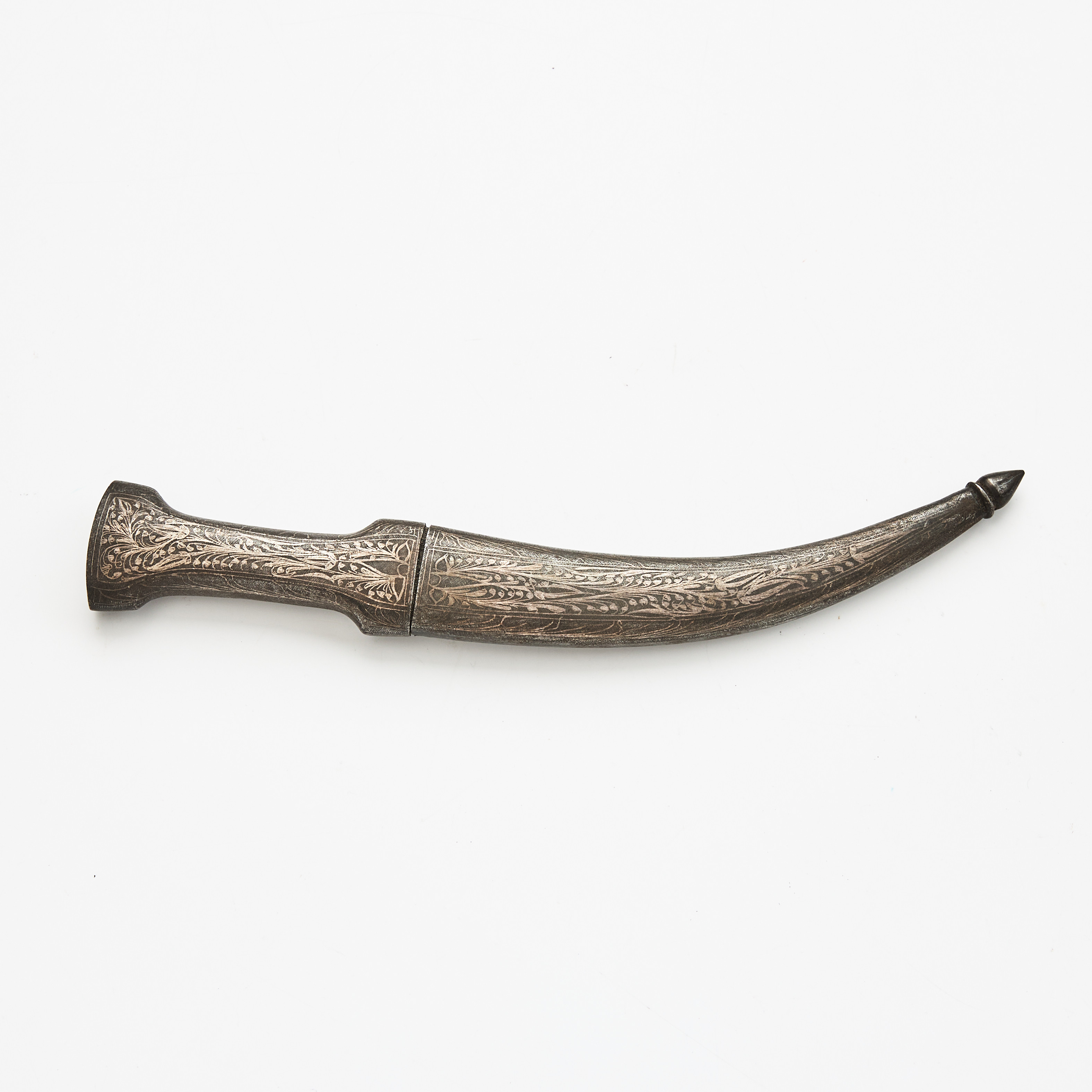 KNIV, persisk, khanjar, blad i damaskerat stål, tillverkarmärkt, fäste och slida i stål med dekor i koftgari, möjligen silver, 1900-talets början.