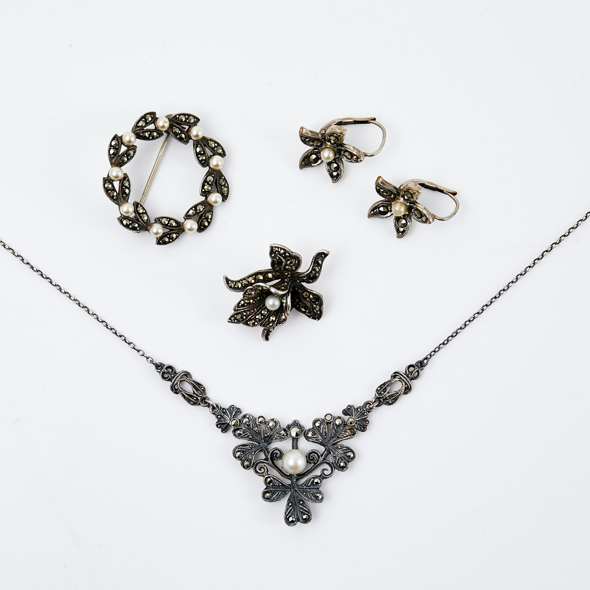 HALSBAND, BROSCHER, ÖRHÄNGEN, 1 par, silver samt försilvrad metall, odlade saltvattenspärlor, fasettslipade markasiter, floral dekor, 1900-talets mitt.