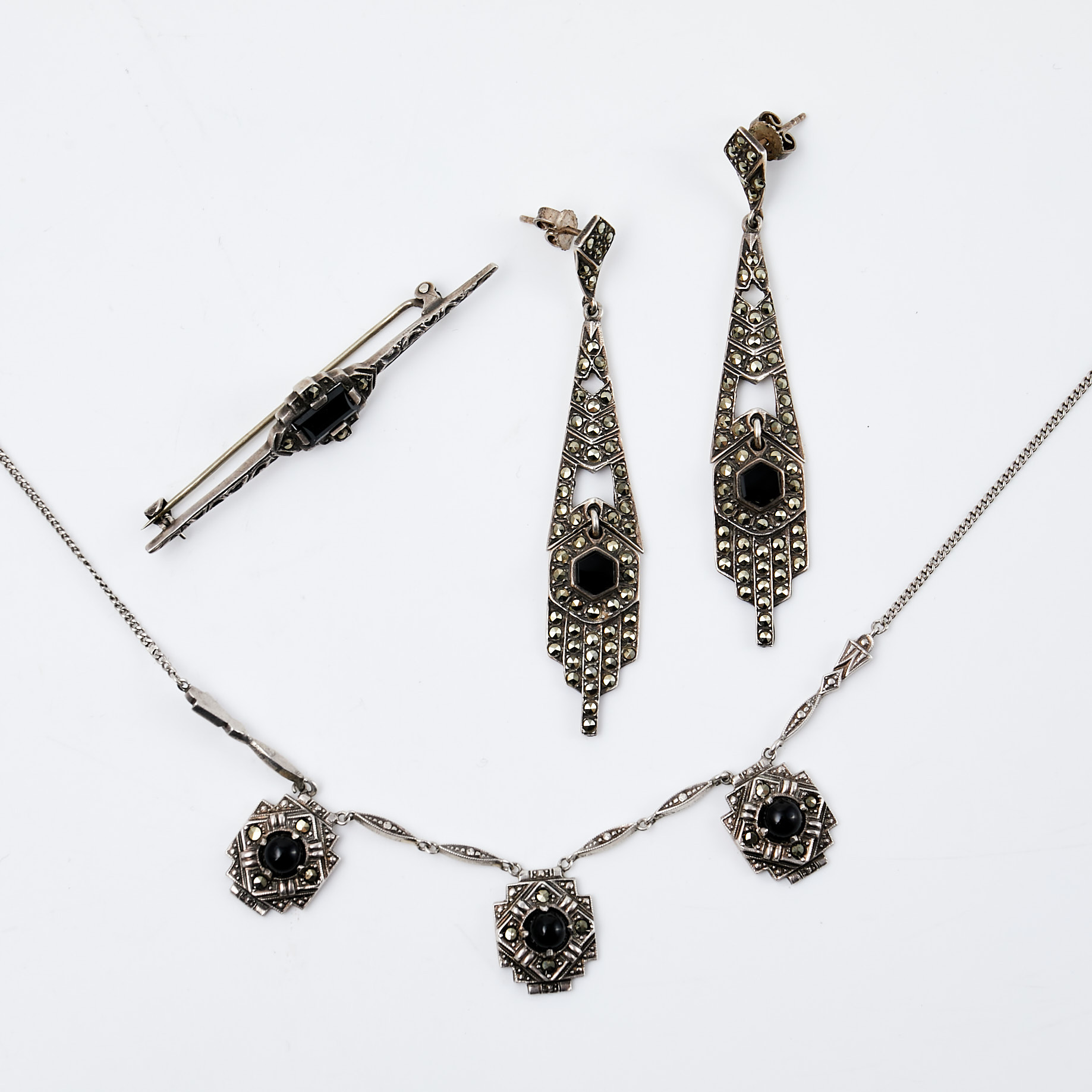 HALSBAND, BROSCH, ÖRHÄNGEN, 1 par, silver, svart agat, fasettslipade markasiter, geometrisk dekor, 1900-talets första hälft.
